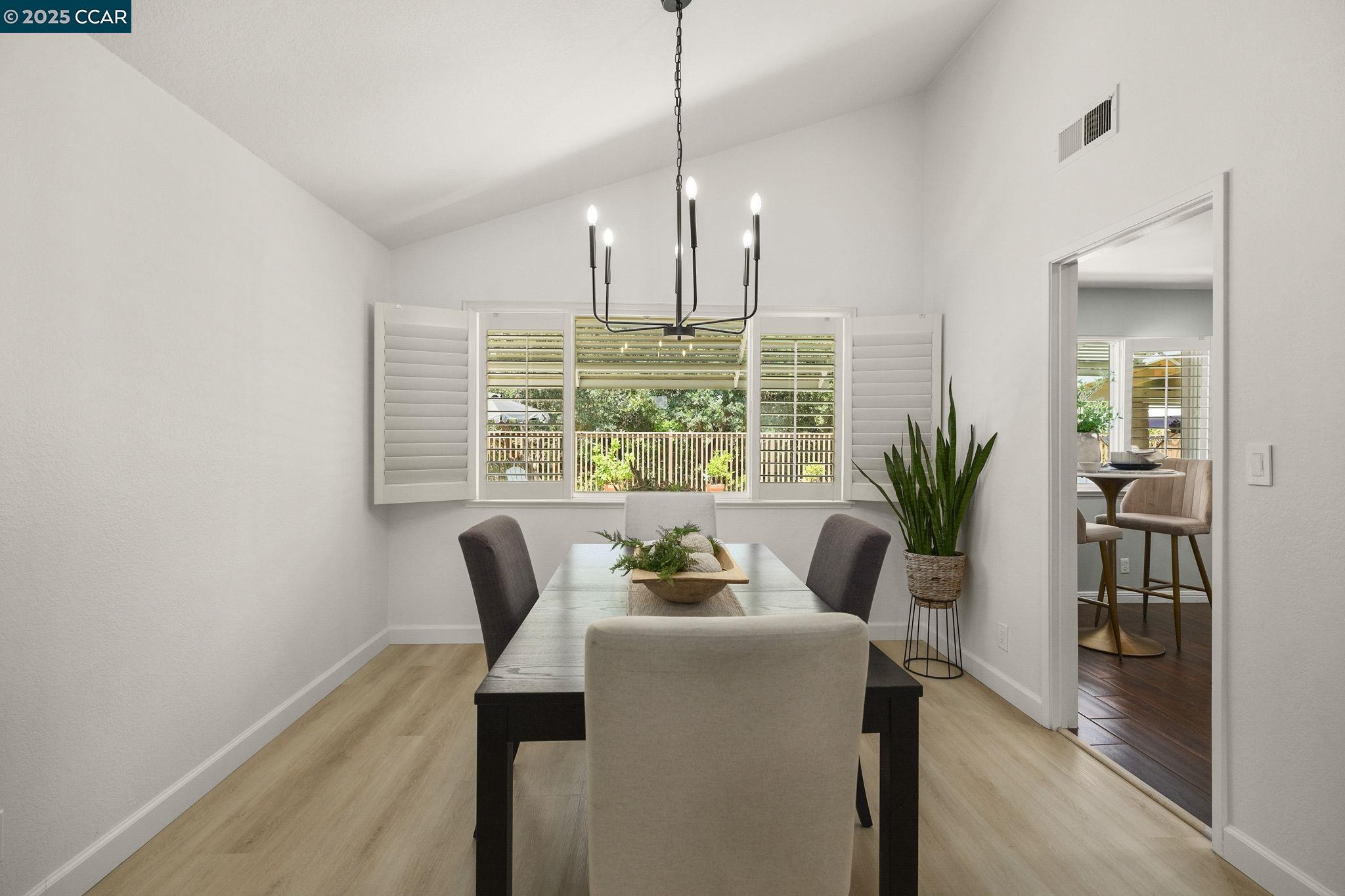 Detail Gallery Image 9 of 40 For 2218 Hidden Lakes Ct, Martinez,  CA 94553-5426 - 3 Beds | 2/1 Baths