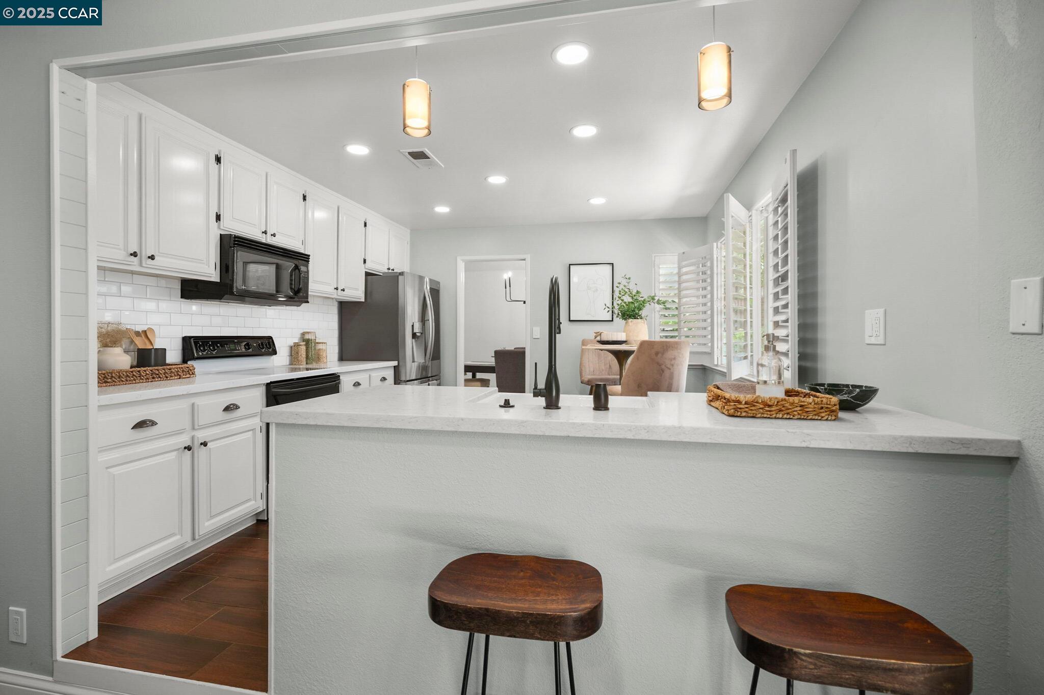 Detail Gallery Image 10 of 40 For 2218 Hidden Lakes Ct, Martinez,  CA 94553-5426 - 3 Beds | 2/1 Baths