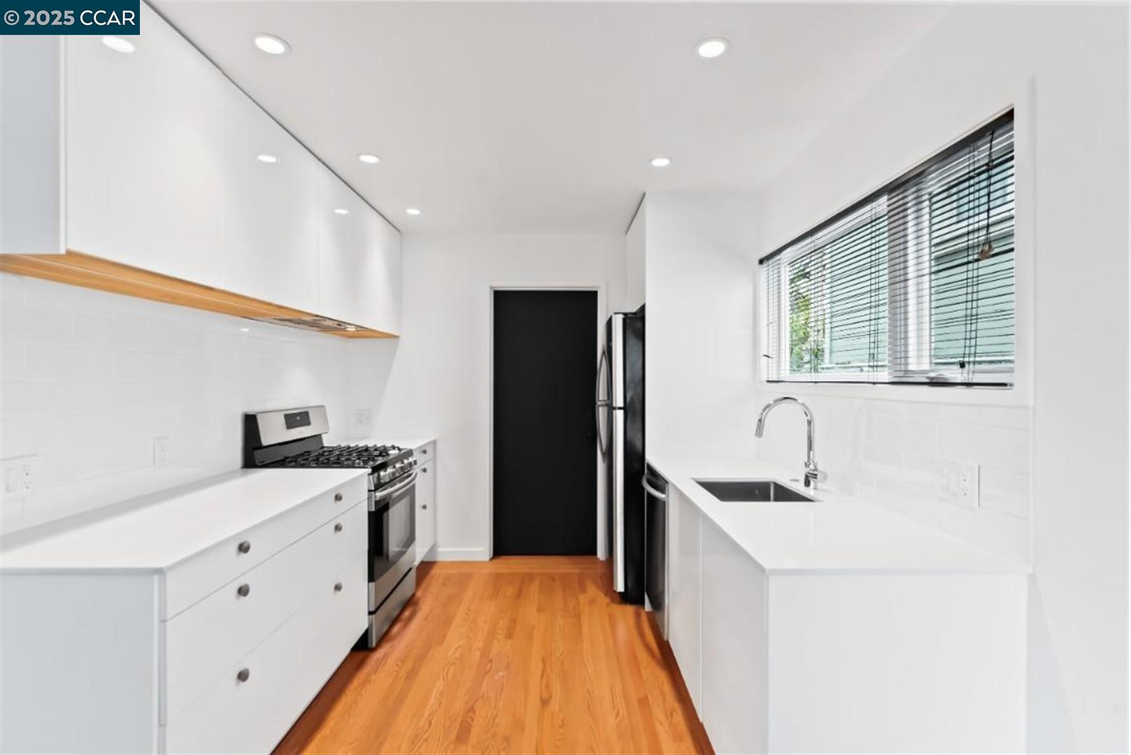 Detail Gallery Image 11 of 52 For 905 61st St, Oakland,  CA 94608 - – Beds | – Baths