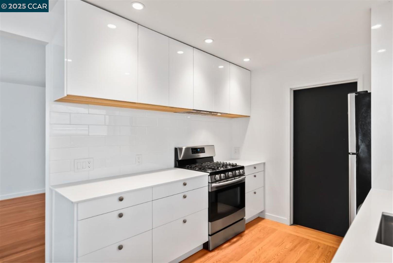 Detail Gallery Image 12 of 52 For 905 61st St, Oakland,  CA 94608 - – Beds | – Baths