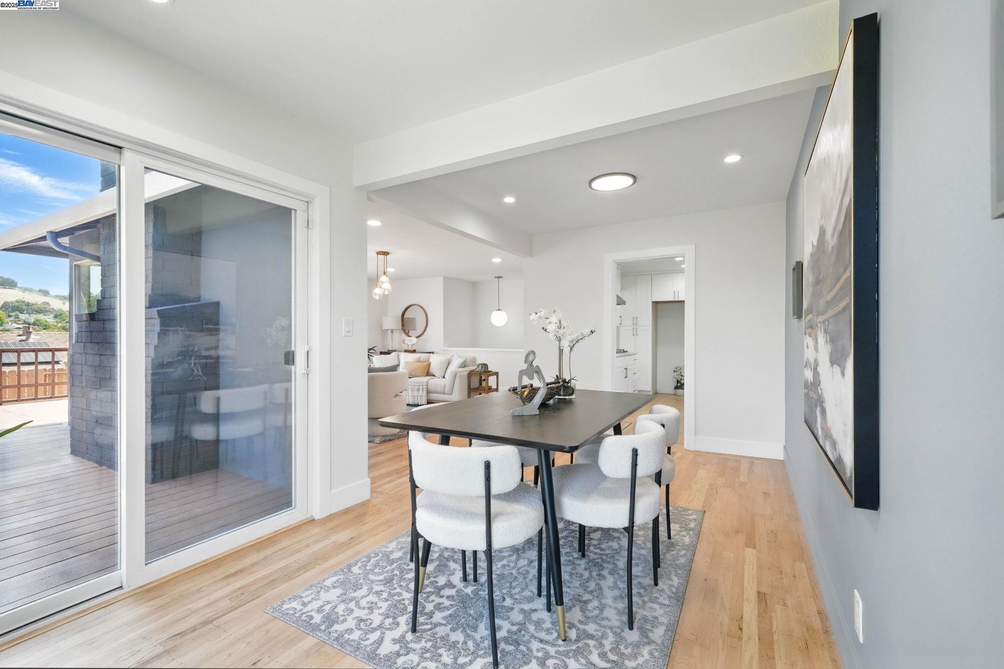 Detail Gallery Image 8 of 36 For 3115 Deseret Dr, El Sobrante,  CA 94803 - 3 Beds | 3 Baths