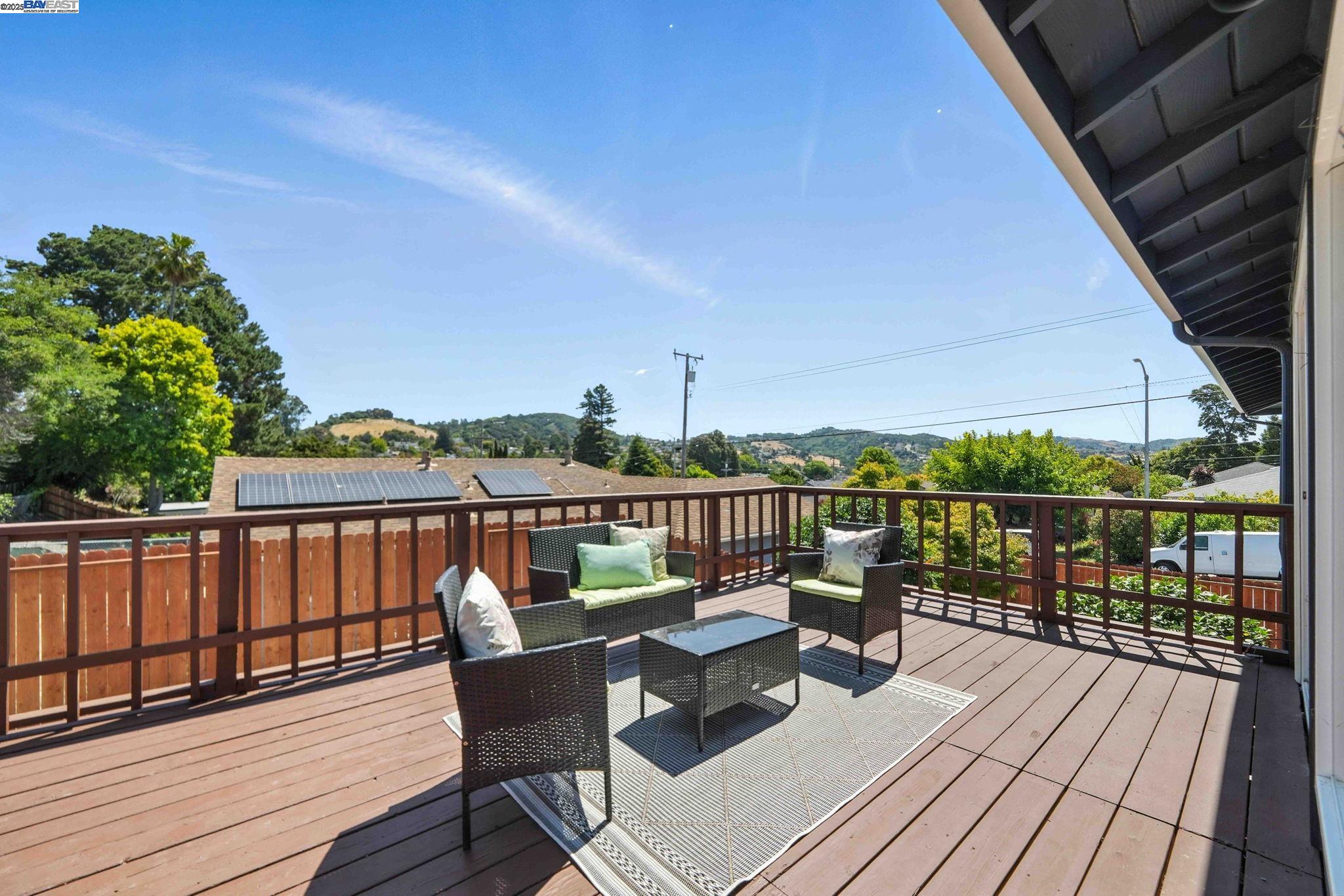 Detail Gallery Image 9 of 36 For 3115 Deseret Dr, El Sobrante,  CA 94803 - 3 Beds | 3 Baths