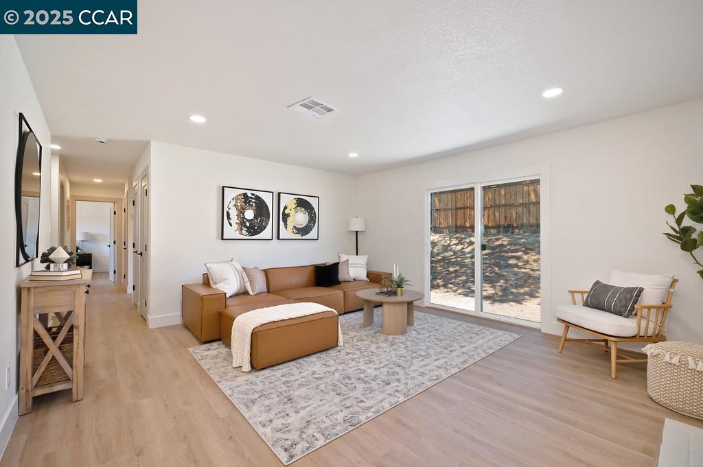 Detail Gallery Image 3 of 21 For 1322 Sheridan Ave, Roseville,  CA 95661 - 3 Beds | 2 Baths
