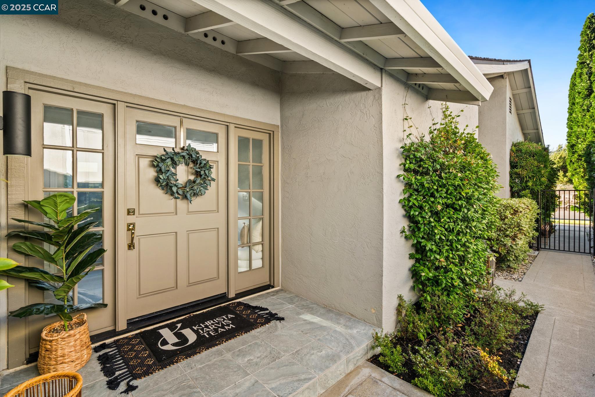 Detail Gallery Image 3 of 32 For 2003 Saint George Rd, Danville,  CA 94526 - 4 Beds | 2/1 Baths