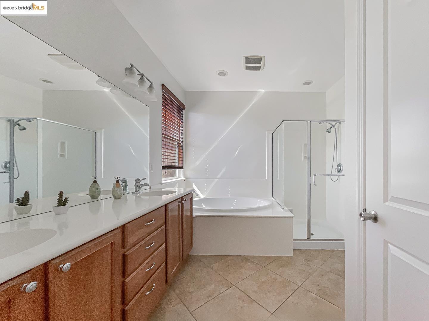 Detail Gallery Image 13 of 29 For 3168 Village Plaza Dr, Roseville,  CA 95747 - 3 Beds | 2/1 Baths