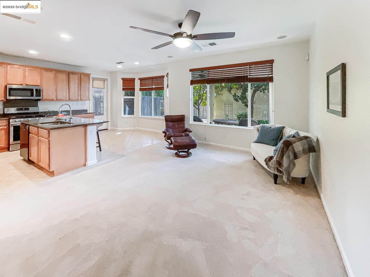 Detail Gallery Image 5 of 29 For 3168 Village Plaza Dr, Roseville,  CA 95747 - 3 Beds | 2/1 Baths