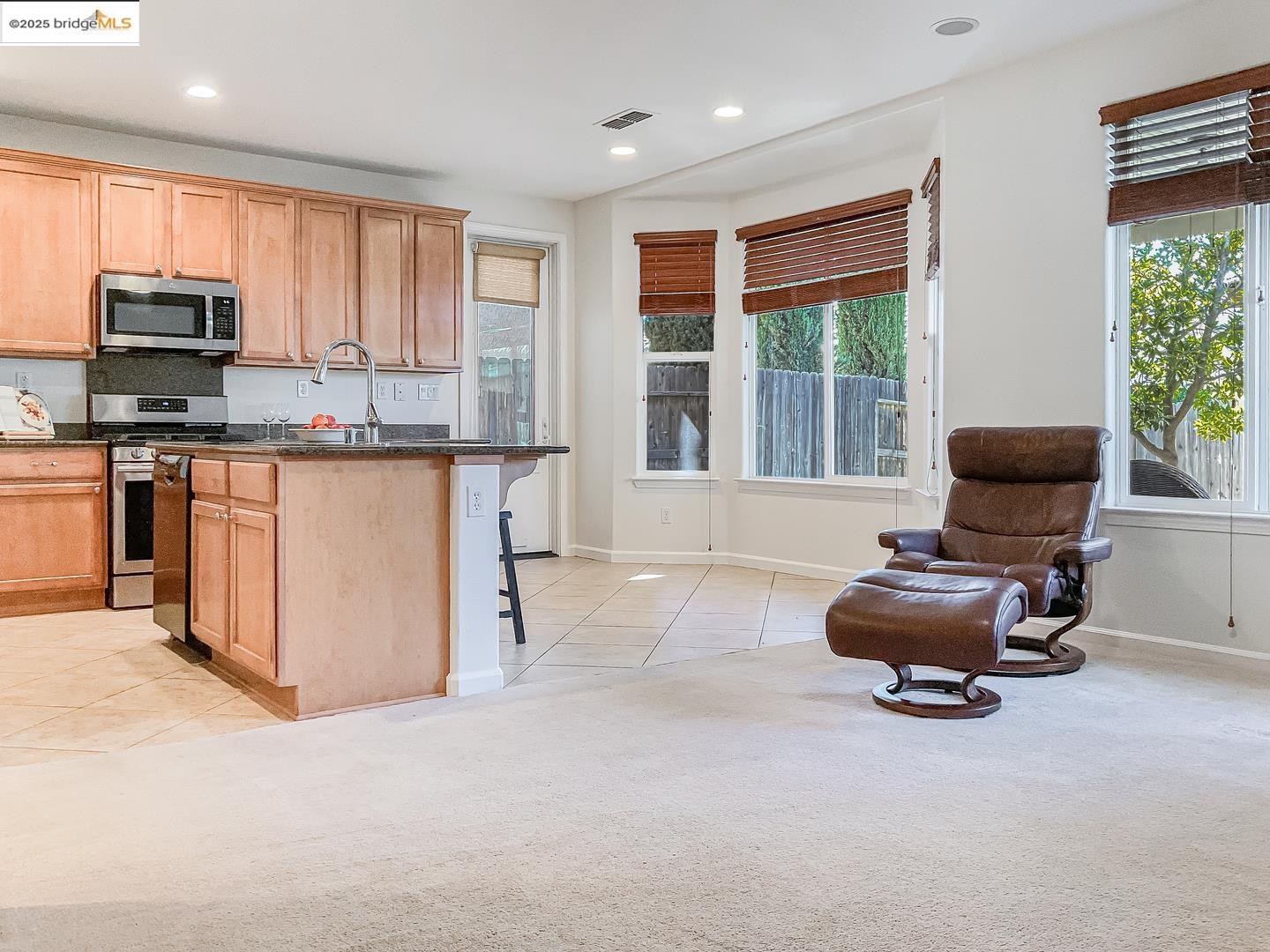 Detail Gallery Image 6 of 29 For 3168 Village Plaza Dr, Roseville,  CA 95747 - 3 Beds | 2/1 Baths