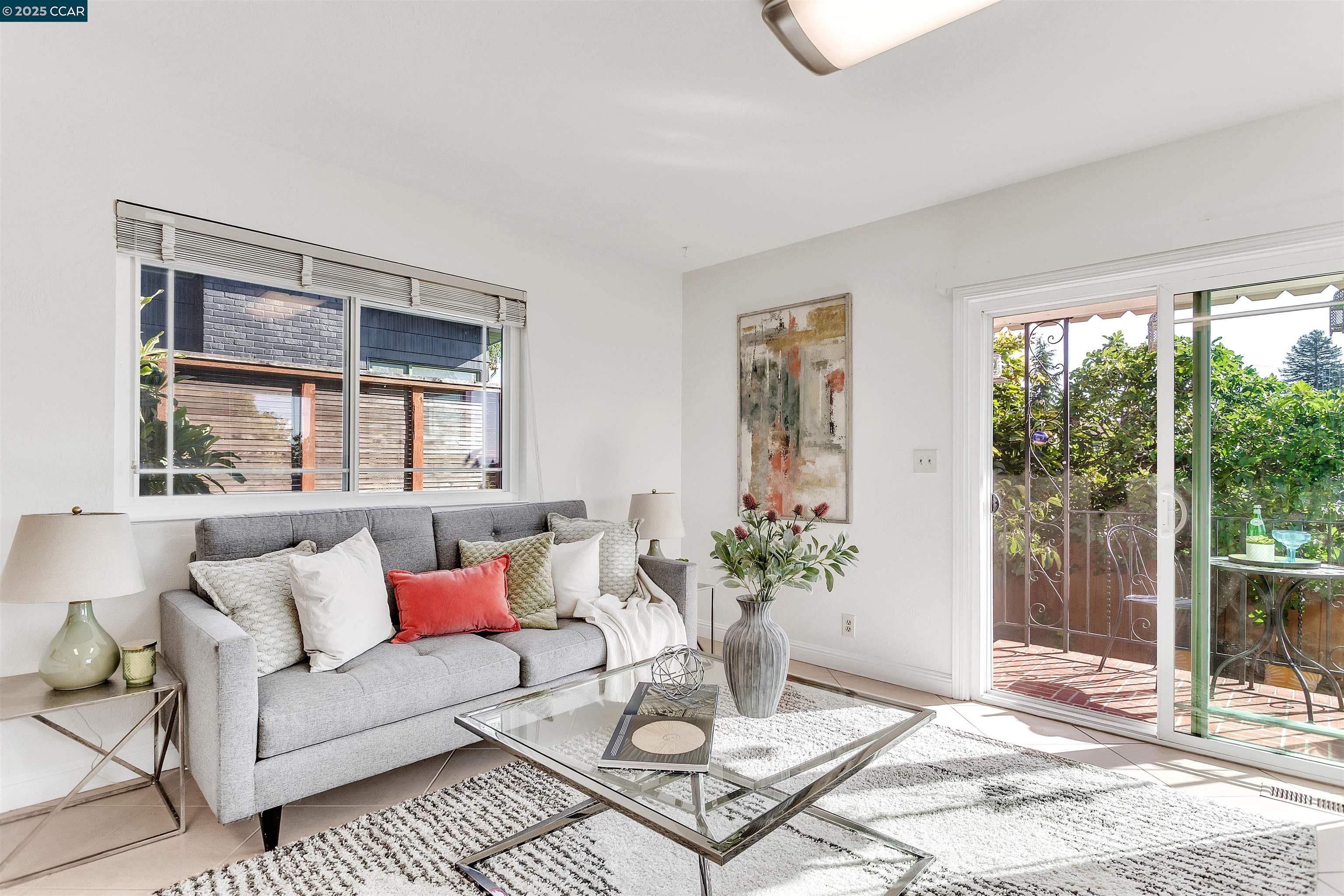Detail Gallery Image 11 of 52 For 4615 Harbord Dr, Oakland,  CA 94618 - 3 Beds | 2 Baths