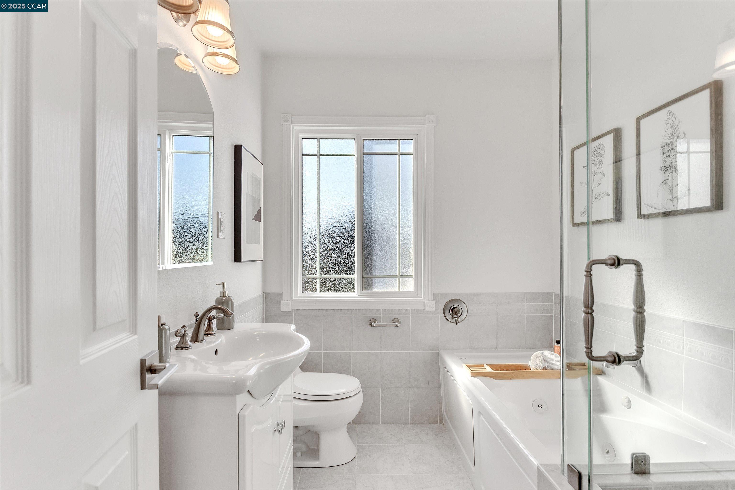 Detail Gallery Image 20 of 52 For 4615 Harbord Dr, Oakland,  CA 94618 - 3 Beds | 2 Baths