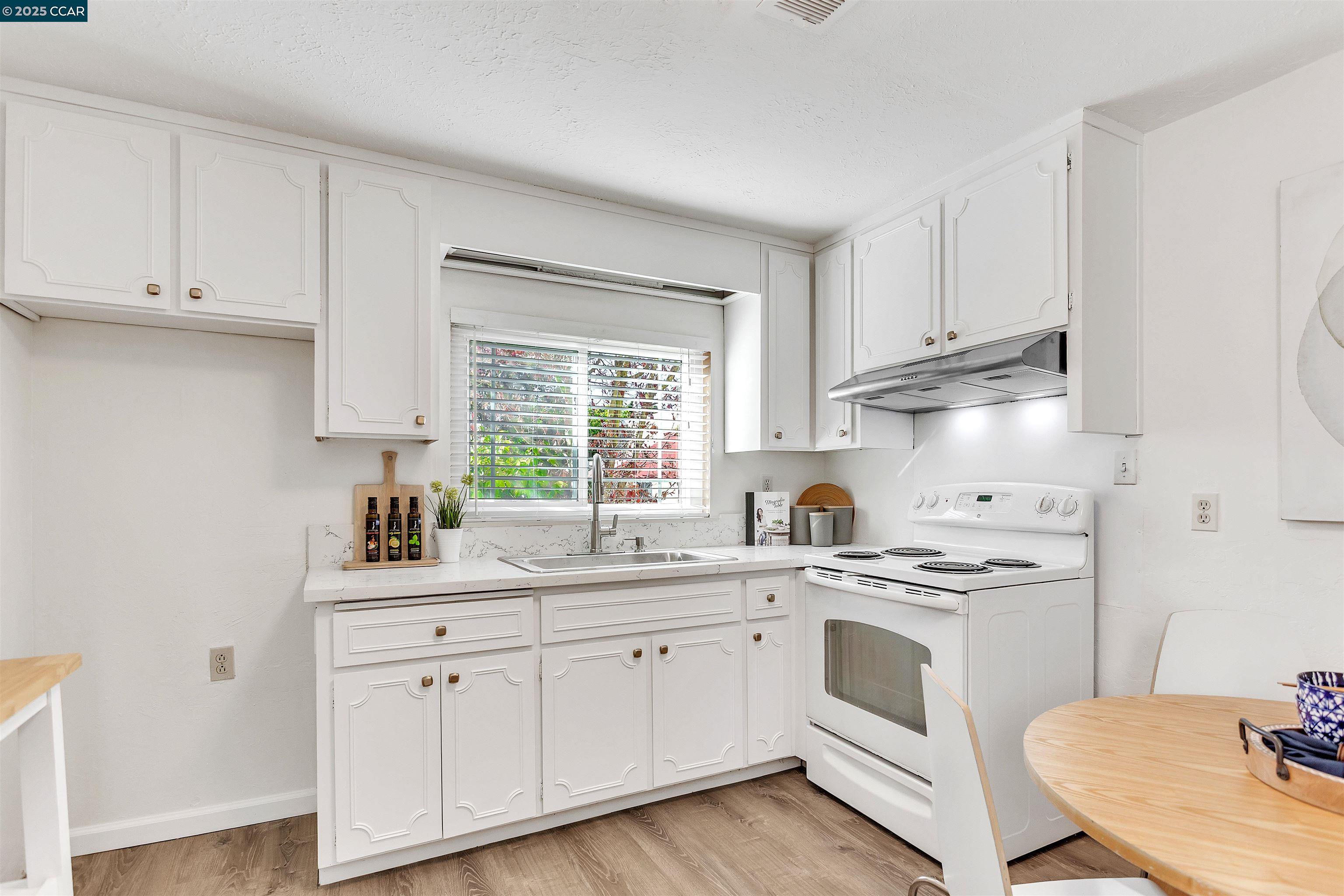 Detail Gallery Image 29 of 52 For 4615 Harbord Dr, Oakland,  CA 94618 - 3 Beds | 2 Baths