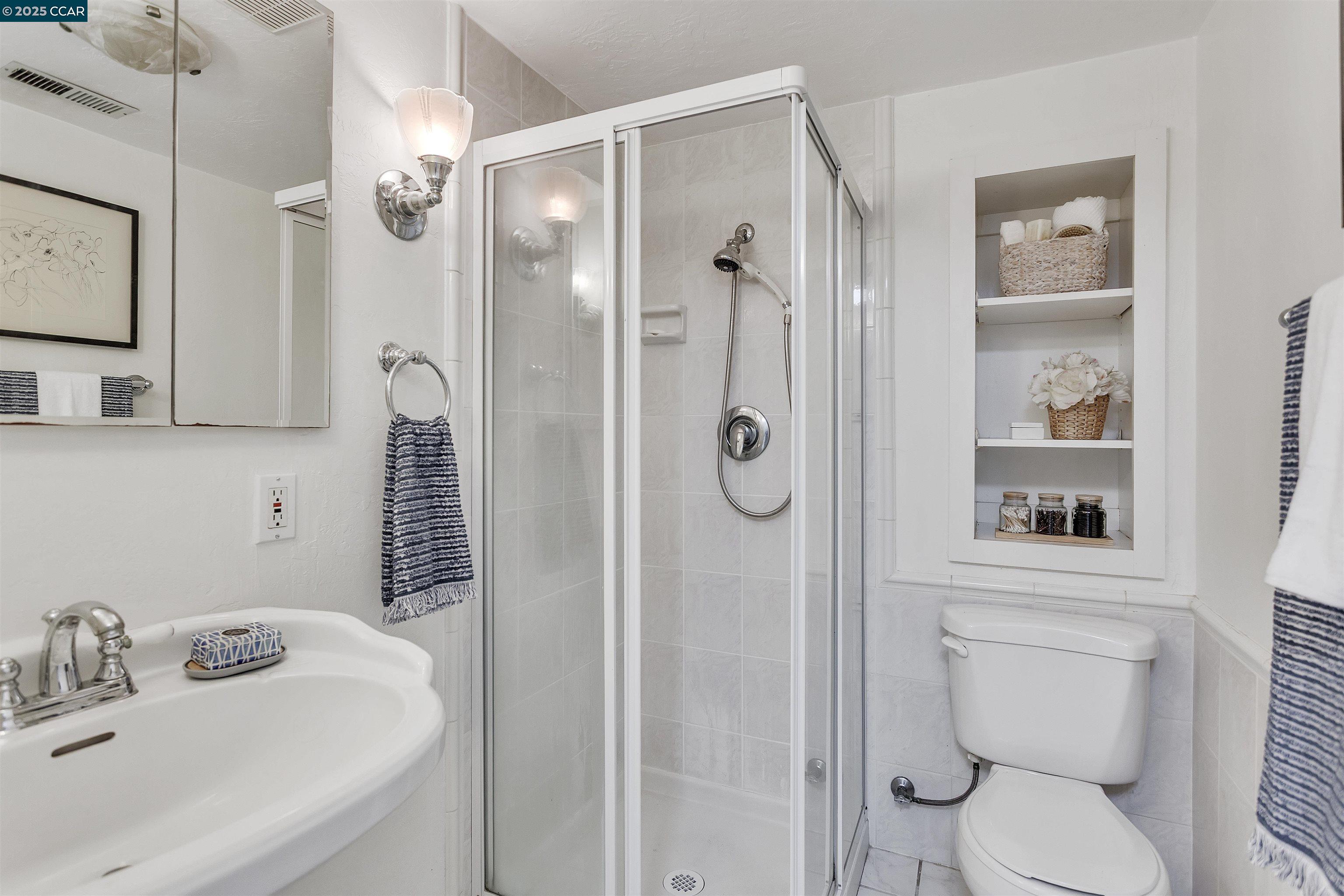 Detail Gallery Image 32 of 52 For 4615 Harbord Dr, Oakland,  CA 94618 - 3 Beds | 2 Baths