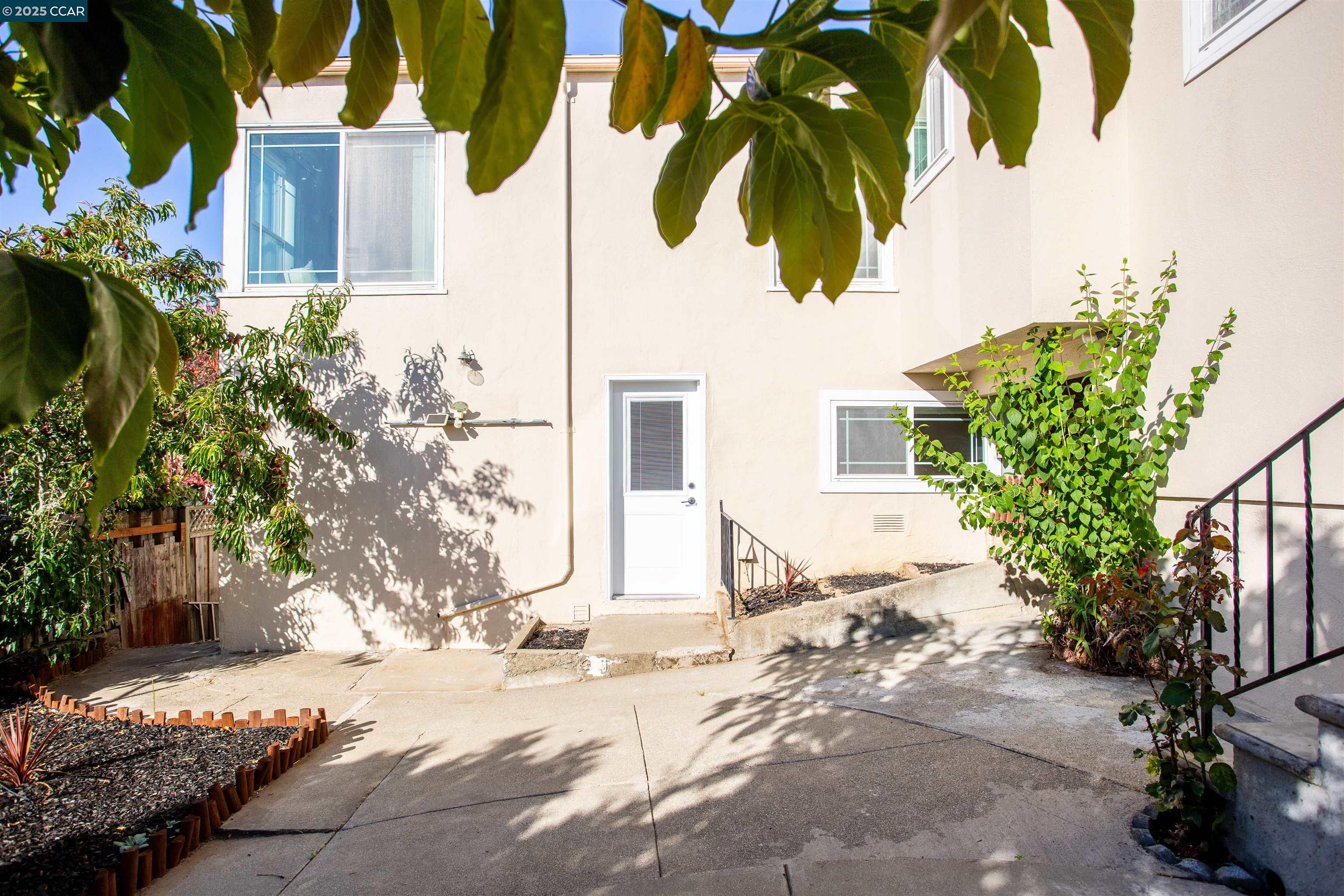 Detail Gallery Image 37 of 52 For 4615 Harbord Dr, Oakland,  CA 94618 - 3 Beds | 2 Baths