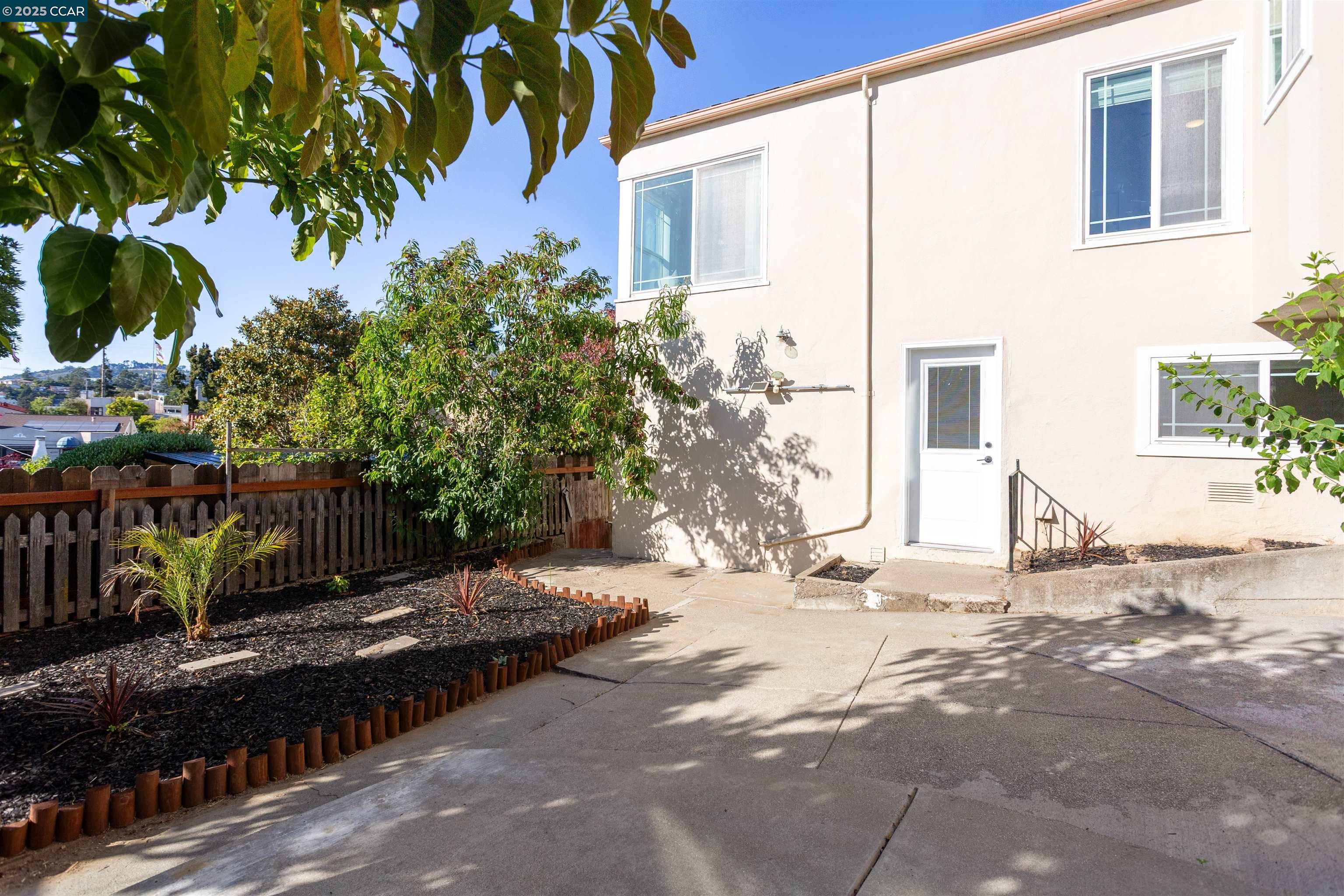 Detail Gallery Image 40 of 52 For 4615 Harbord Dr, Oakland,  CA 94618 - 3 Beds | 2 Baths