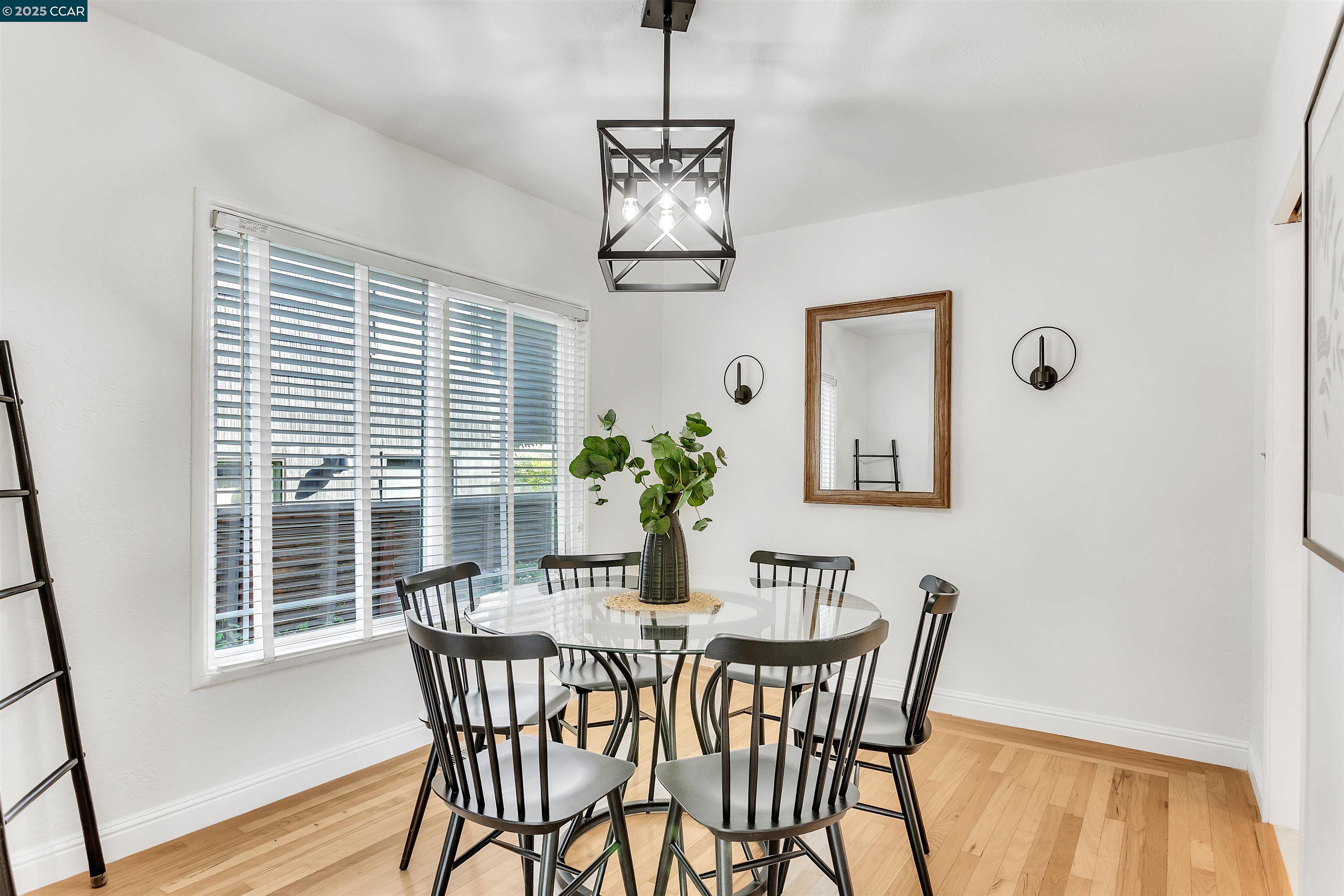 Detail Gallery Image 5 of 52 For 4615 Harbord Dr, Oakland,  CA 94618 - 3 Beds | 2 Baths