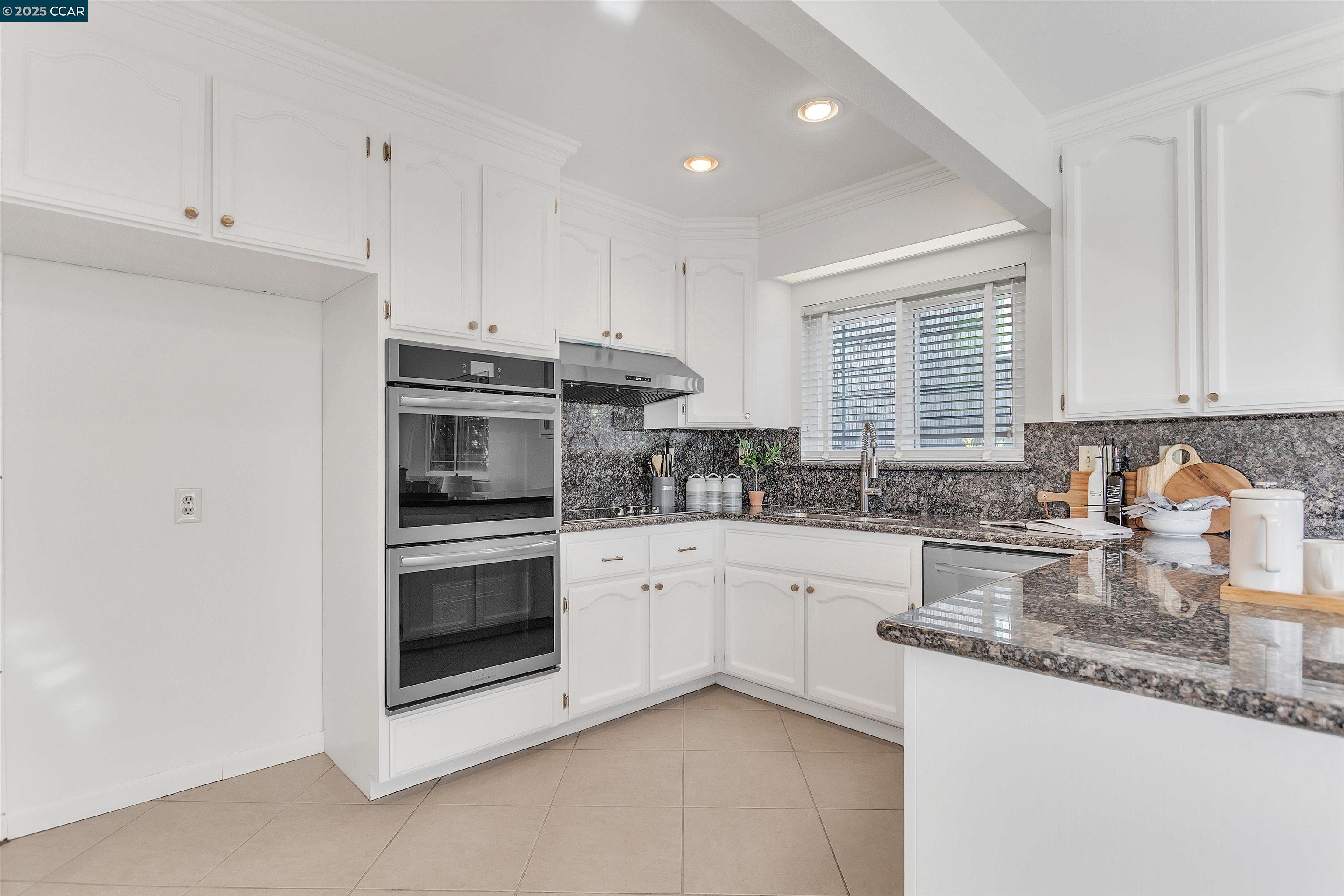 Detail Gallery Image 8 of 52 For 4615 Harbord Dr, Oakland,  CA 94618 - 3 Beds | 2 Baths