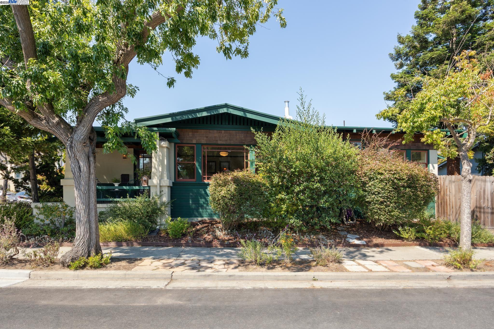 Detail Gallery Image 3 of 59 For 1300 Regent St, Alameda,  CA 94501 - 2 Beds | 1 Baths