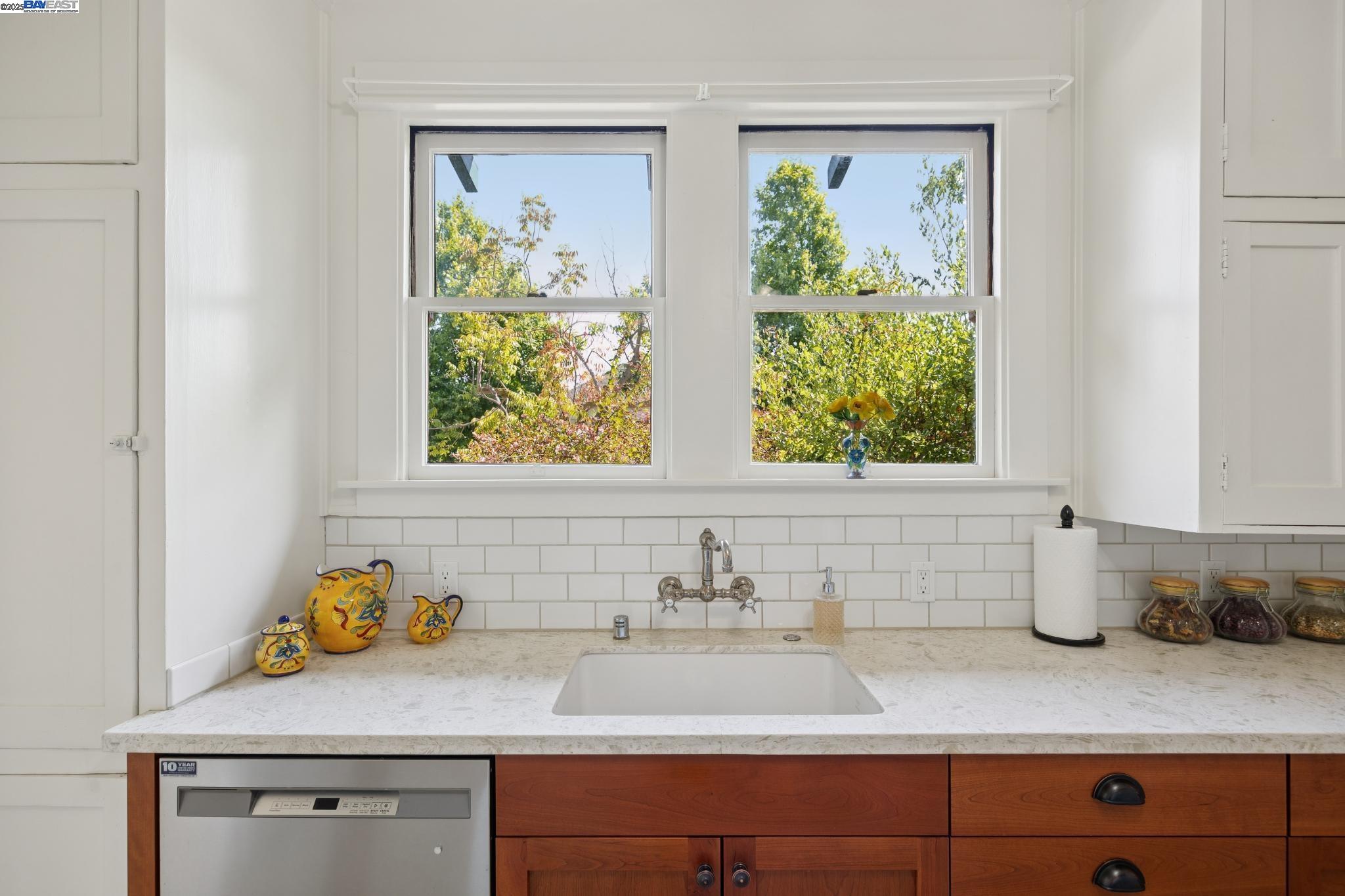 Detail Gallery Image 27 of 59 For 1300 Regent St, Alameda,  CA 94501 - 2 Beds | 1 Baths