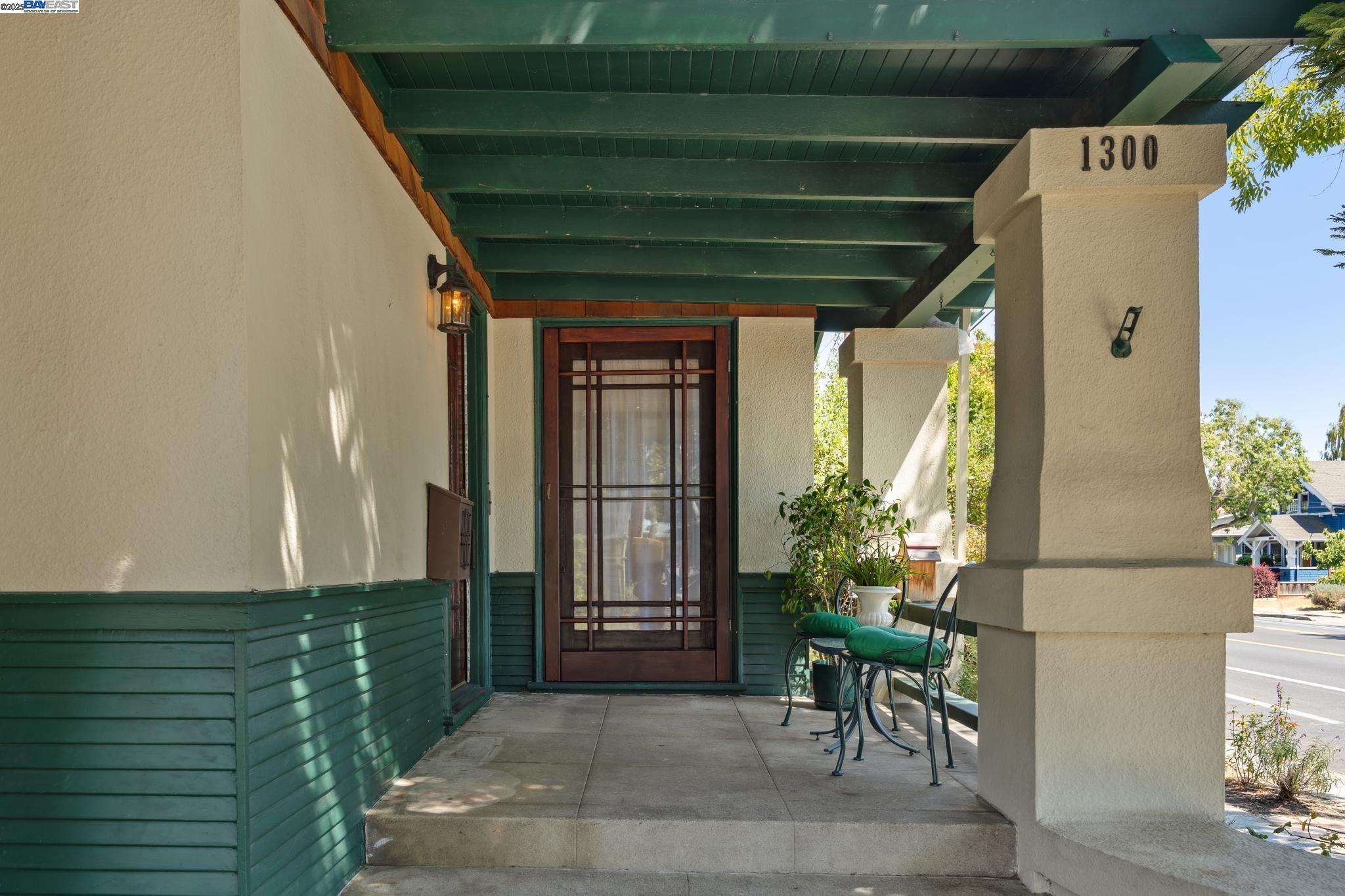 Detail Gallery Image 4 of 59 For 1300 Regent St, Alameda,  CA 94501 - 2 Beds | 1 Baths