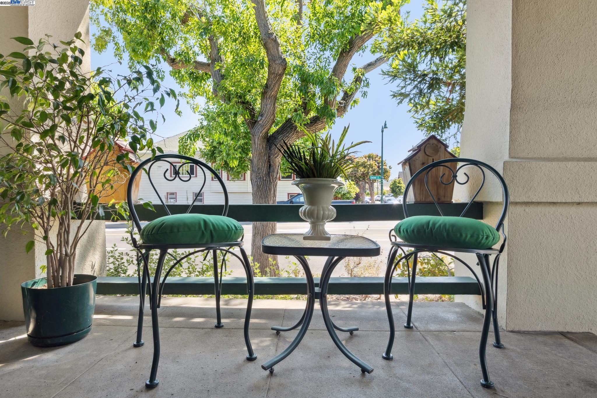 Detail Gallery Image 5 of 59 For 1300 Regent St, Alameda,  CA 94501 - 2 Beds | 1 Baths