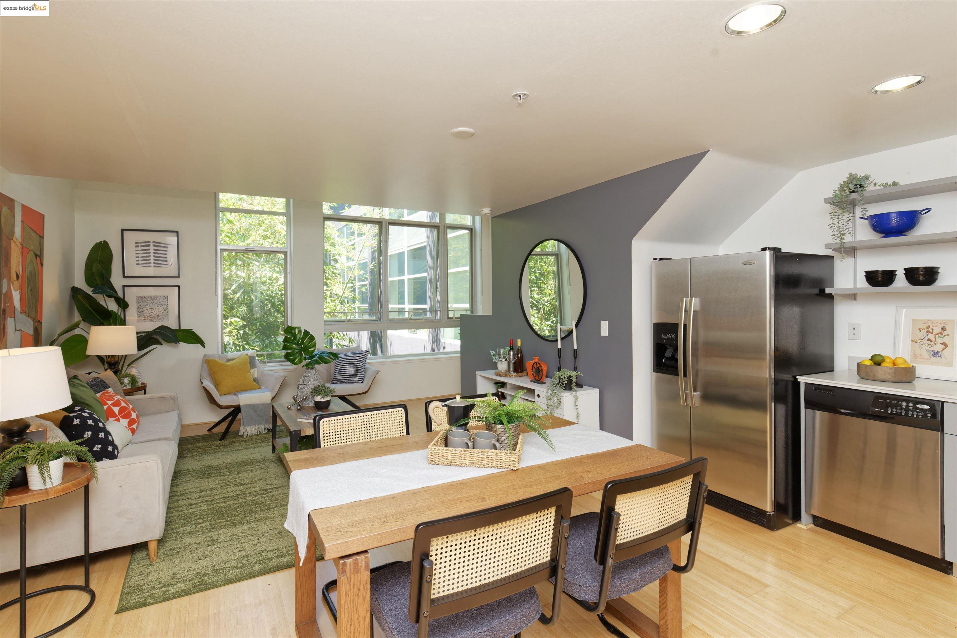Detail Gallery Image 2 of 22 For Pine Street #322,  Oakland,  CA 94607 - 1 Beds | 1 Baths