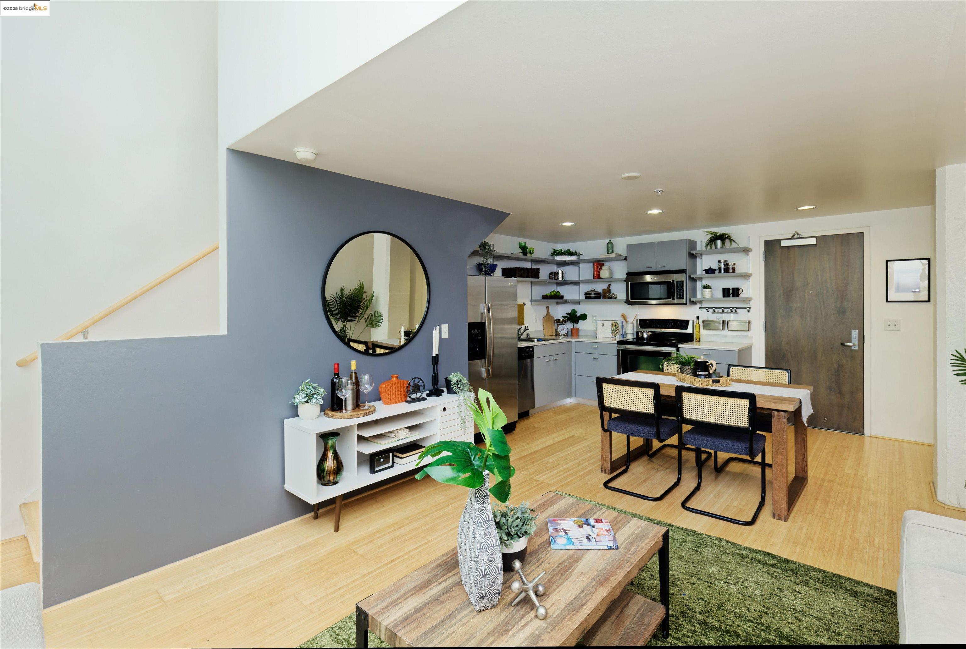 Detail Gallery Image 5 of 22 For Pine Street #322,  Oakland,  CA 94607 - 1 Beds | 1 Baths