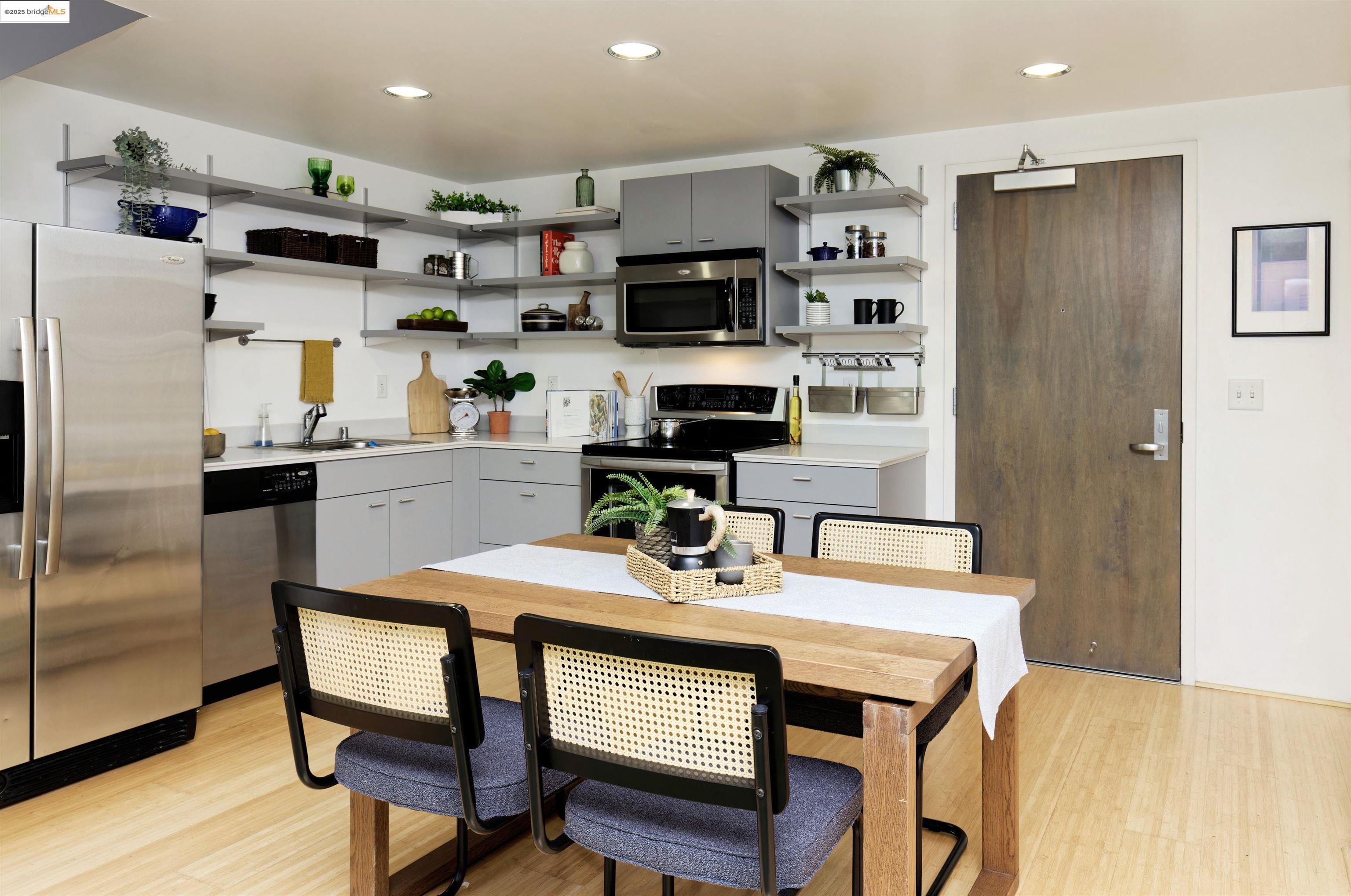 Detail Gallery Image 7 of 22 For Pine Street #322,  Oakland,  CA 94607 - 1 Beds | 1 Baths