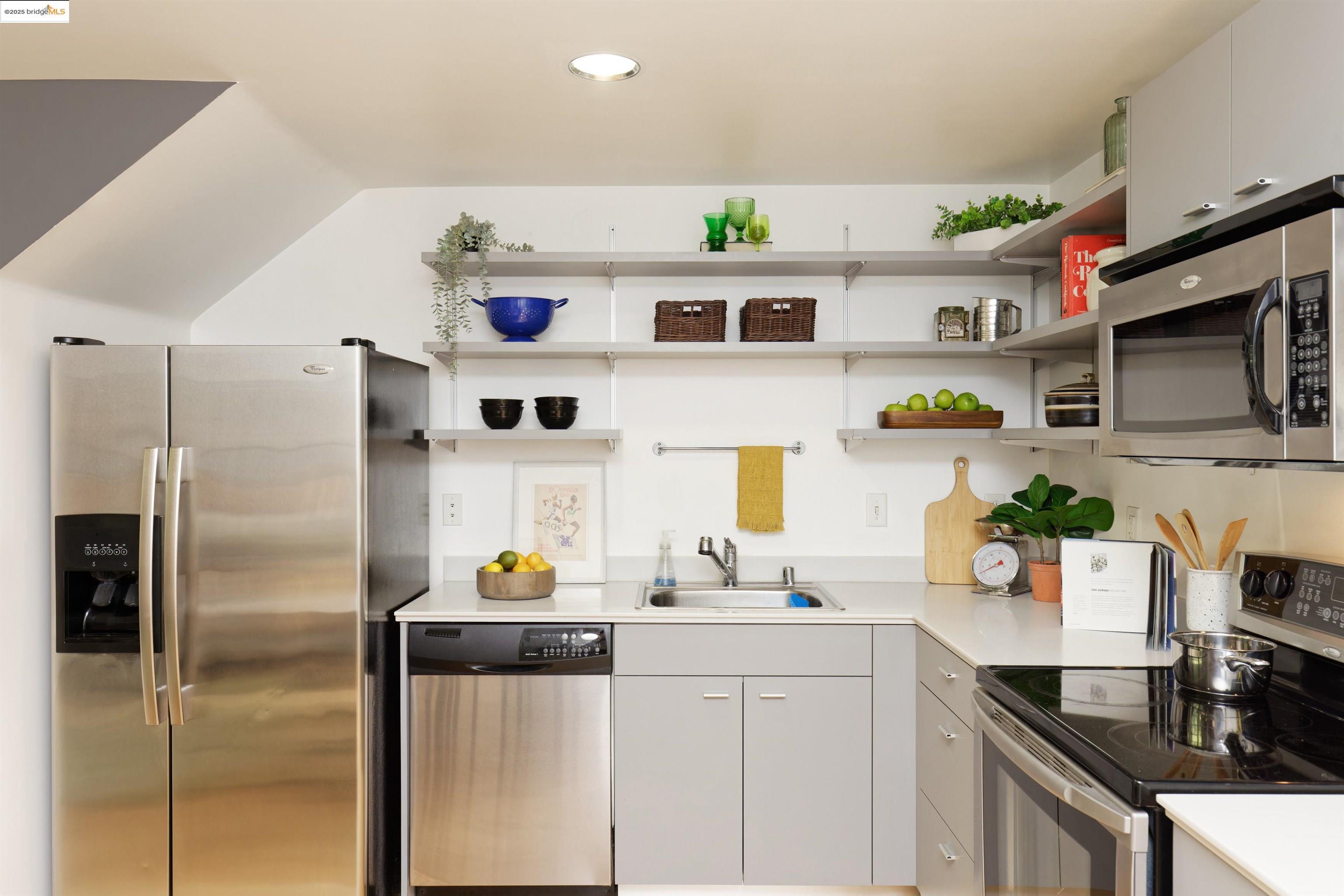 Detail Gallery Image 9 of 22 For Pine Street #322,  Oakland,  CA 94607 - 1 Beds | 1 Baths