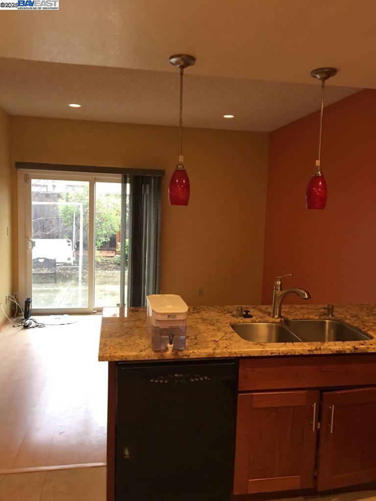 Detail Gallery Image 6 of 24 For 4805 Mallard Cmn, Fremont,  CA 94555 - 3 Beds | 2/1 Baths
