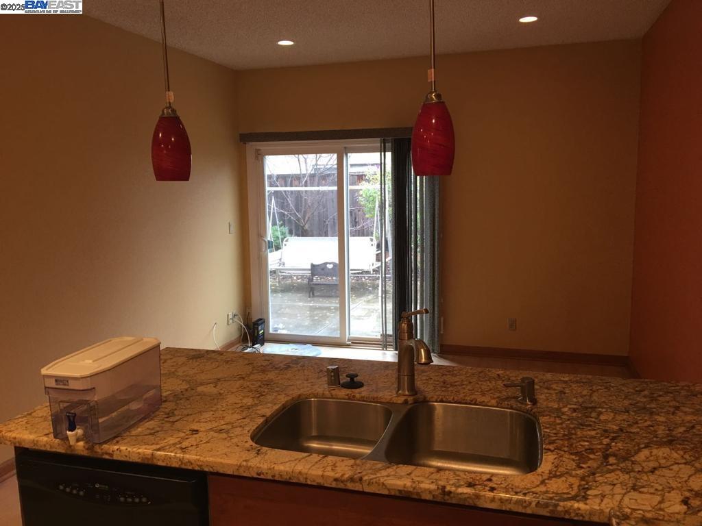 Detail Gallery Image 10 of 24 For 4805 Mallard Cmn, Fremont,  CA 94555 - 3 Beds | 2/1 Baths