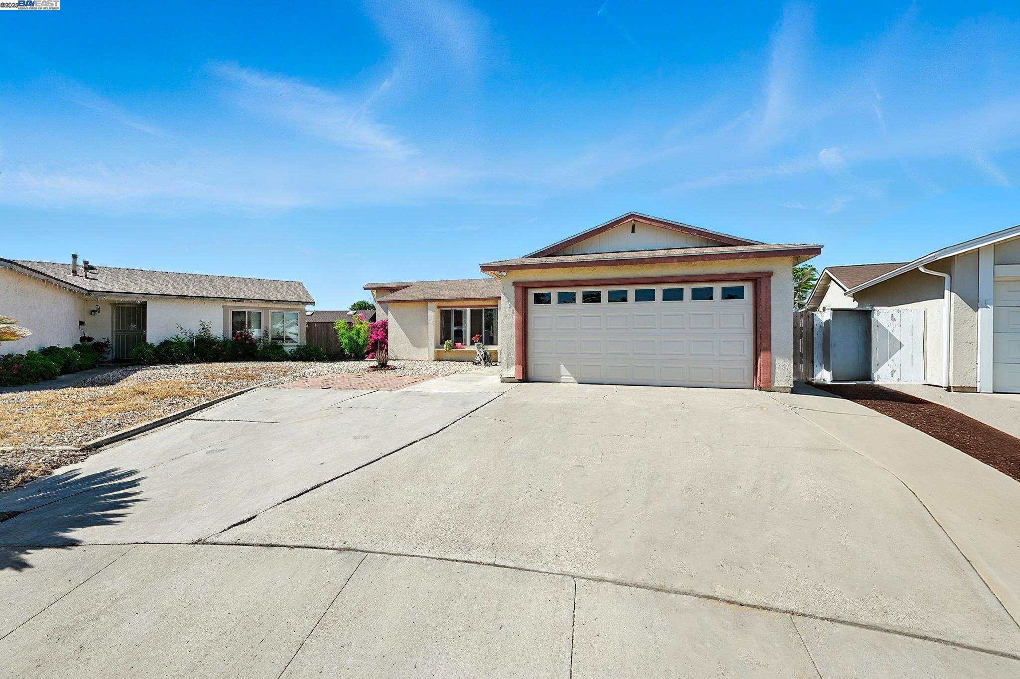 Detail Gallery Image 1 of 23 For 10293 Covina Pl, San Diego,  CA 92126 - 4 Beds | 2 Baths