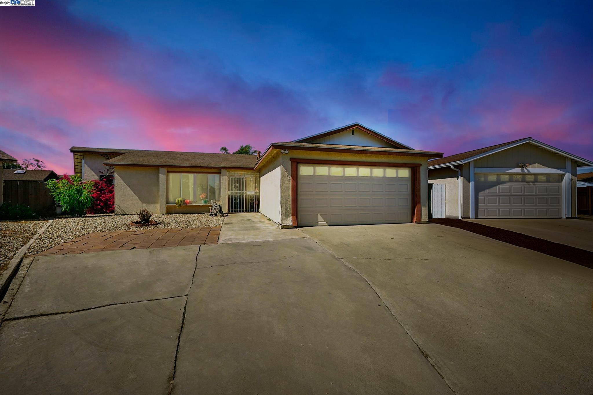 Detail Gallery Image 2 of 23 For 10293 Covina Pl, San Diego,  CA 92126 - 4 Beds | 2 Baths