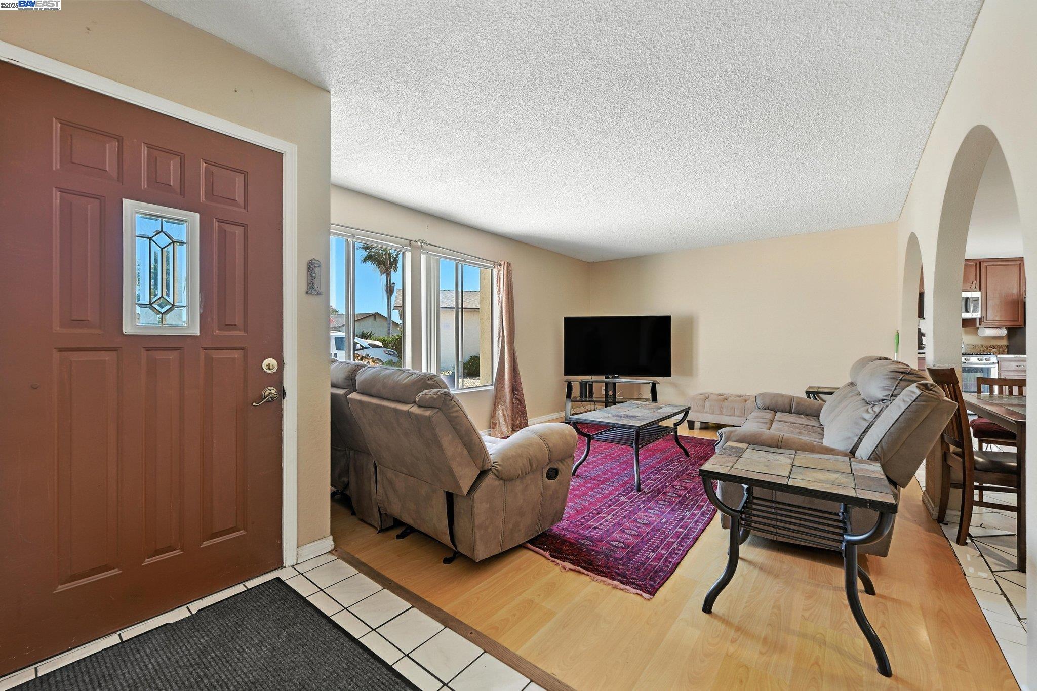 Detail Gallery Image 6 of 23 For 10293 Covina Pl, San Diego,  CA 92126 - 4 Beds | 2 Baths
