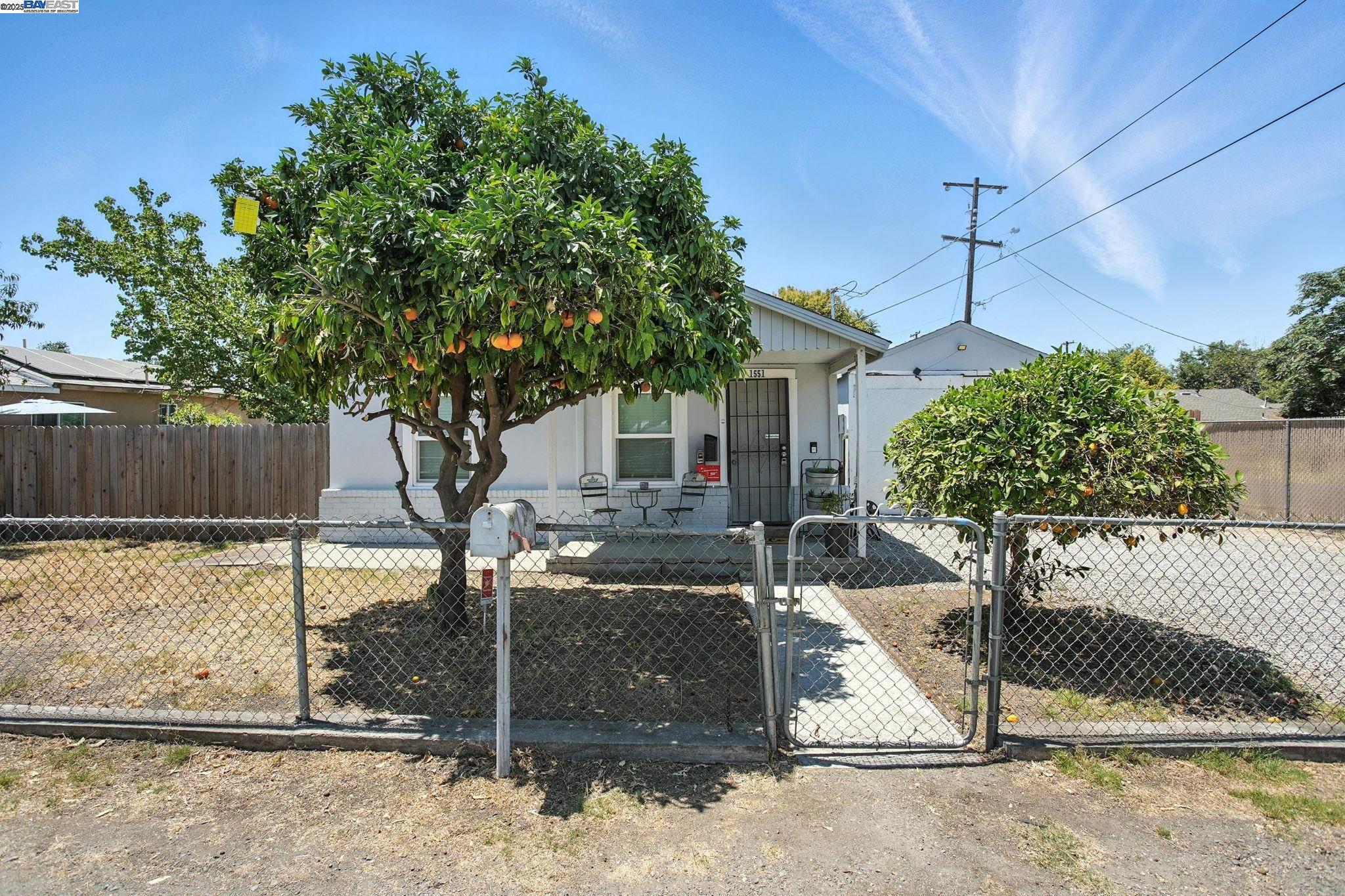 Detail Gallery Image 2 of 23 For 1551 Chronicle Ave, Stockton,  CA 95205 - 2 Beds | 1 Baths