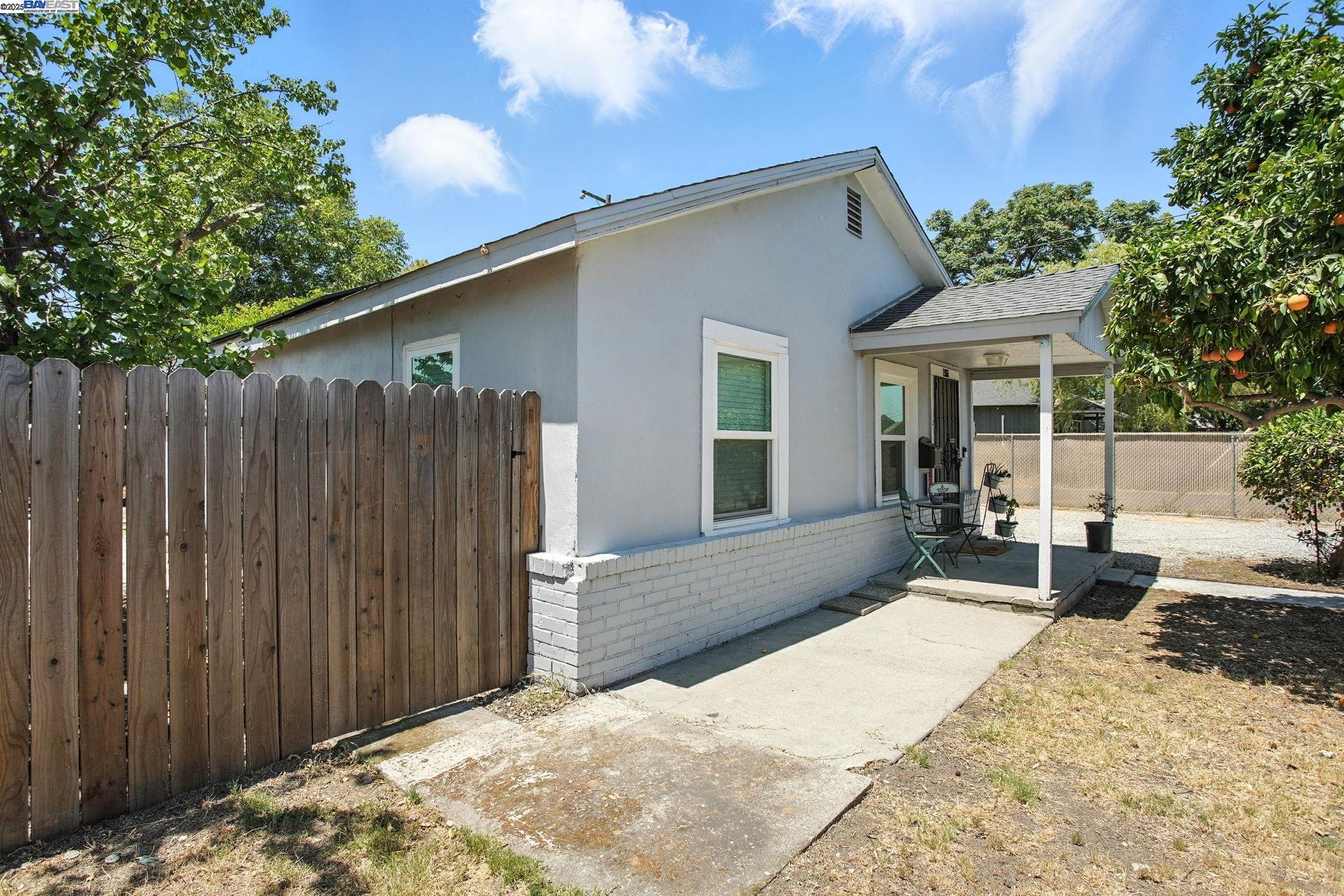 Detail Gallery Image 3 of 23 For 1551 Chronicle Ave, Stockton,  CA 95205 - 2 Beds | 1 Baths