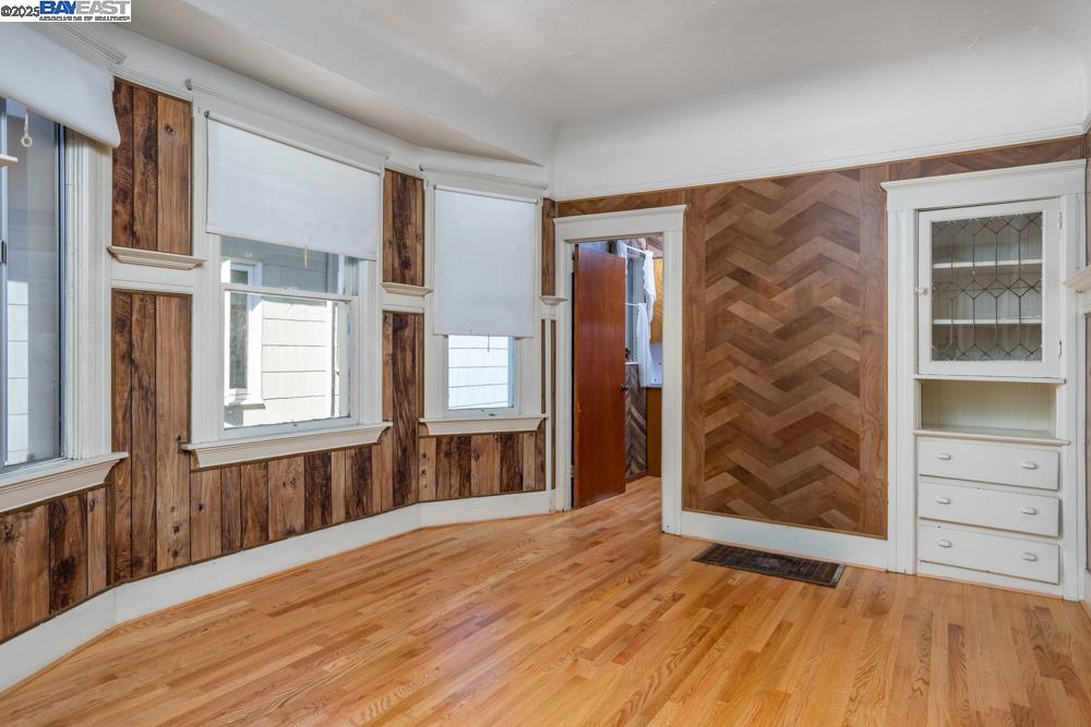 Detail Gallery Image 2 of 45 For 1424 Walnut St, Alameda,  CA 94501 - 3 Beds | 1/1 Baths