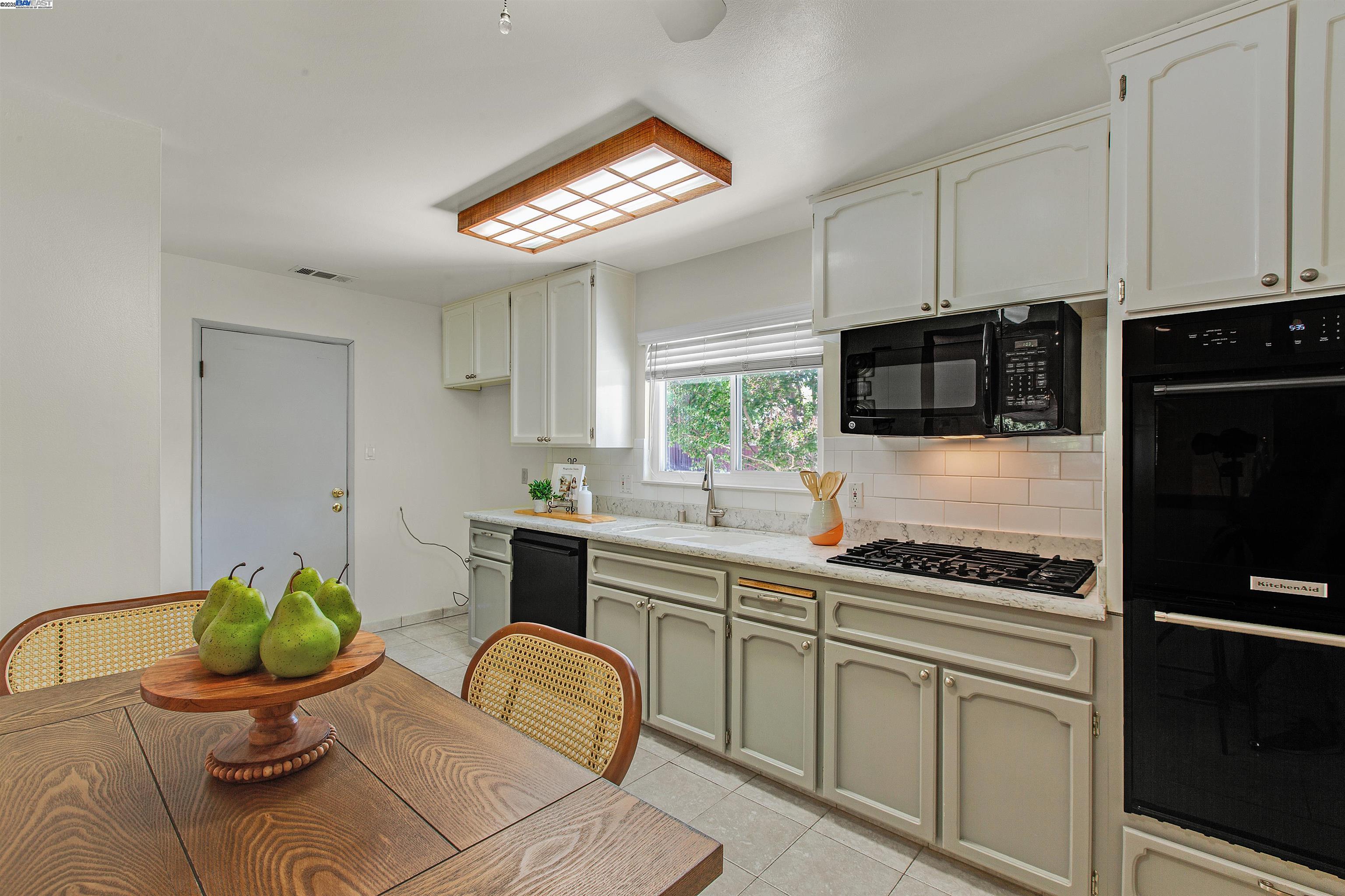 Detail Gallery Image 11 of 33 For 137 Bixby Dr, Milpitas,  CA 95035 - 3 Beds | 2 Baths