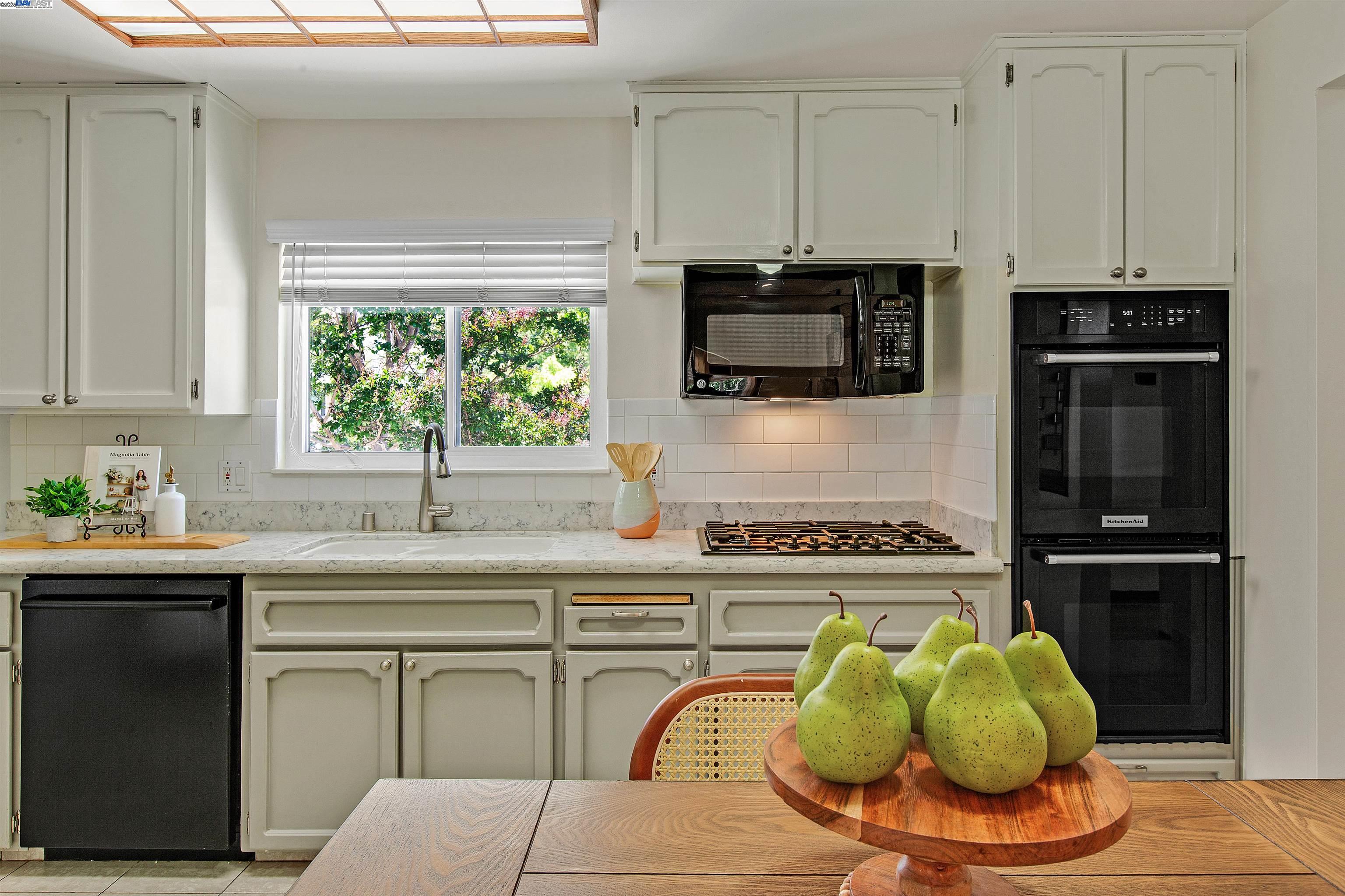 Detail Gallery Image 12 of 33 For 137 Bixby Dr, Milpitas,  CA 95035 - 3 Beds | 2 Baths