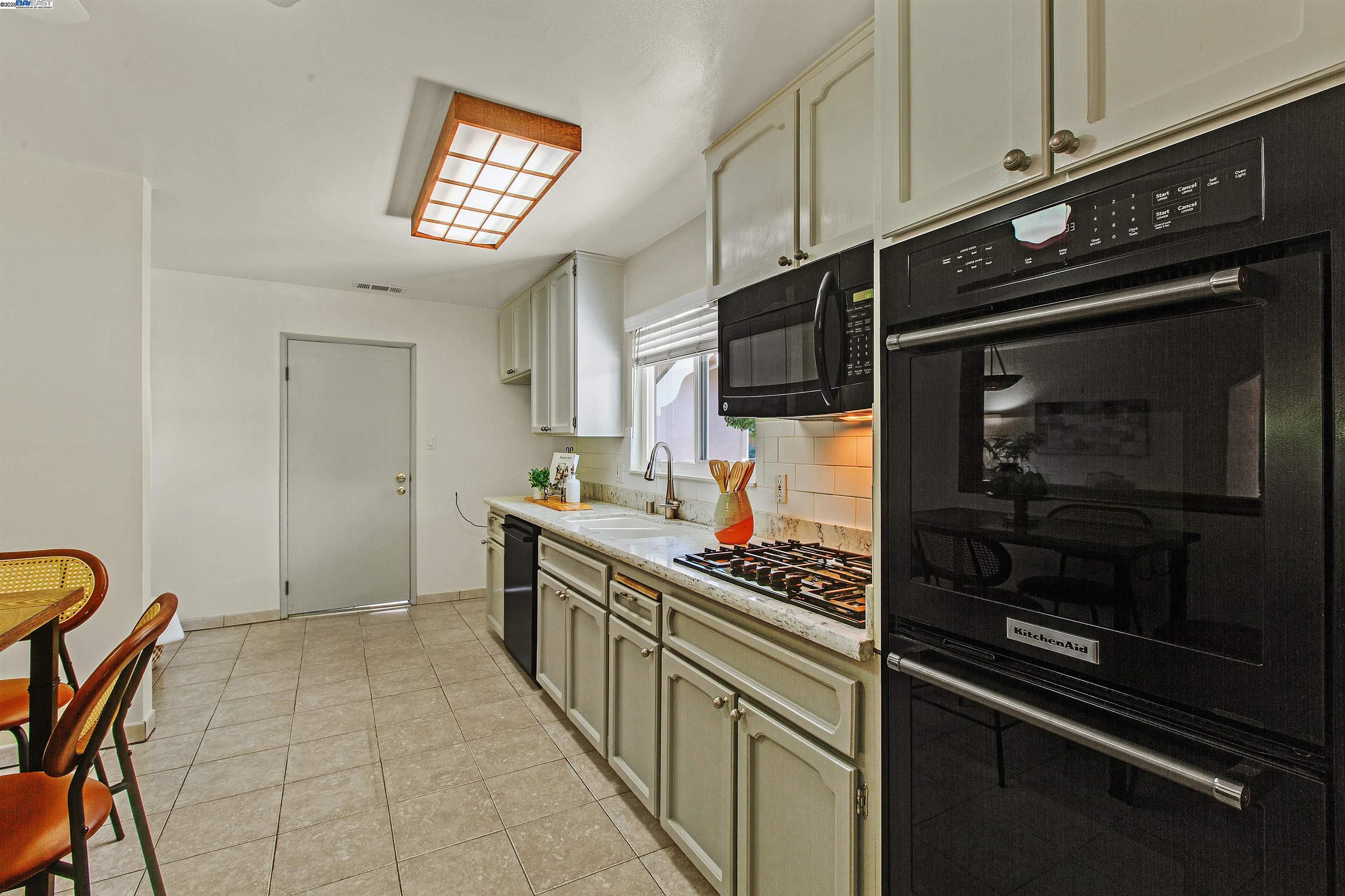 Detail Gallery Image 10 of 33 For 137 Bixby Dr, Milpitas,  CA 95035 - 3 Beds | 2 Baths
