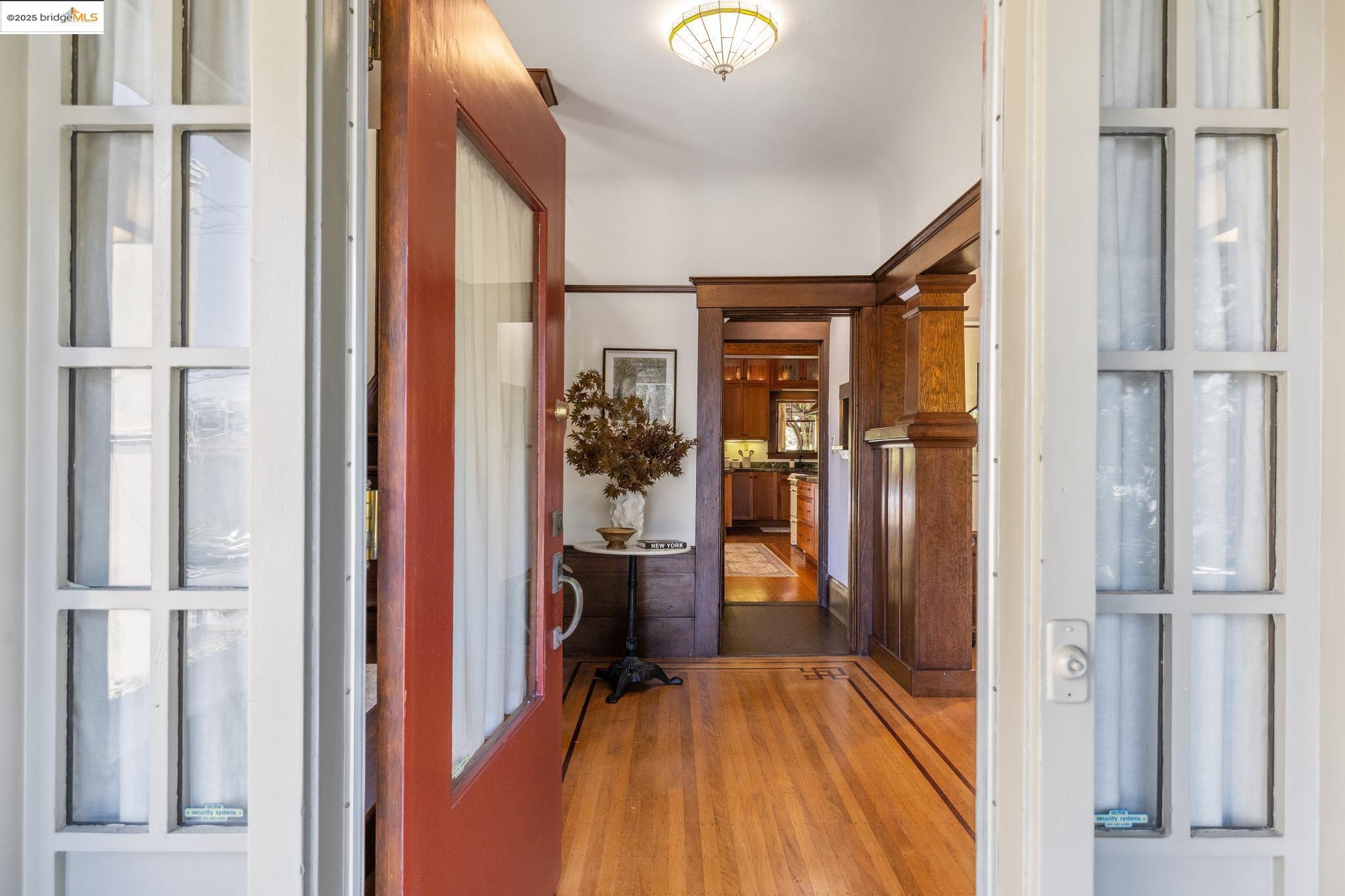 Detail Gallery Image 4 of 60 For 130 Fairmount Ave, Oakland,  CA 94611 - 3 Beds | 2/1 Baths
