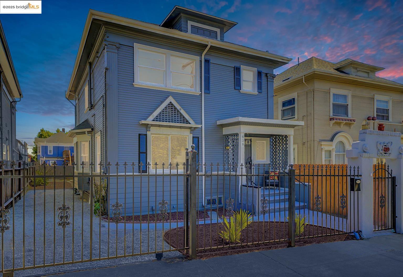 Detail Gallery Image 1 of 48 For 839 35th St, Oakland,  CA 94608 - 4 Beds | 2 Baths