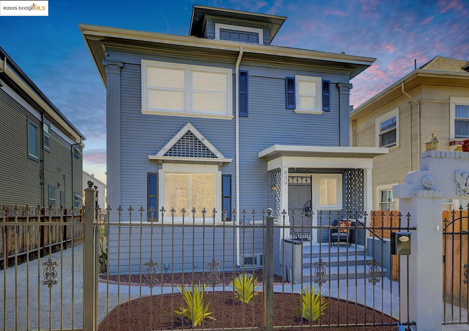 Detail Gallery Image 2 of 48 For 839 35th St, Oakland,  CA 94608 - 4 Beds | 2 Baths