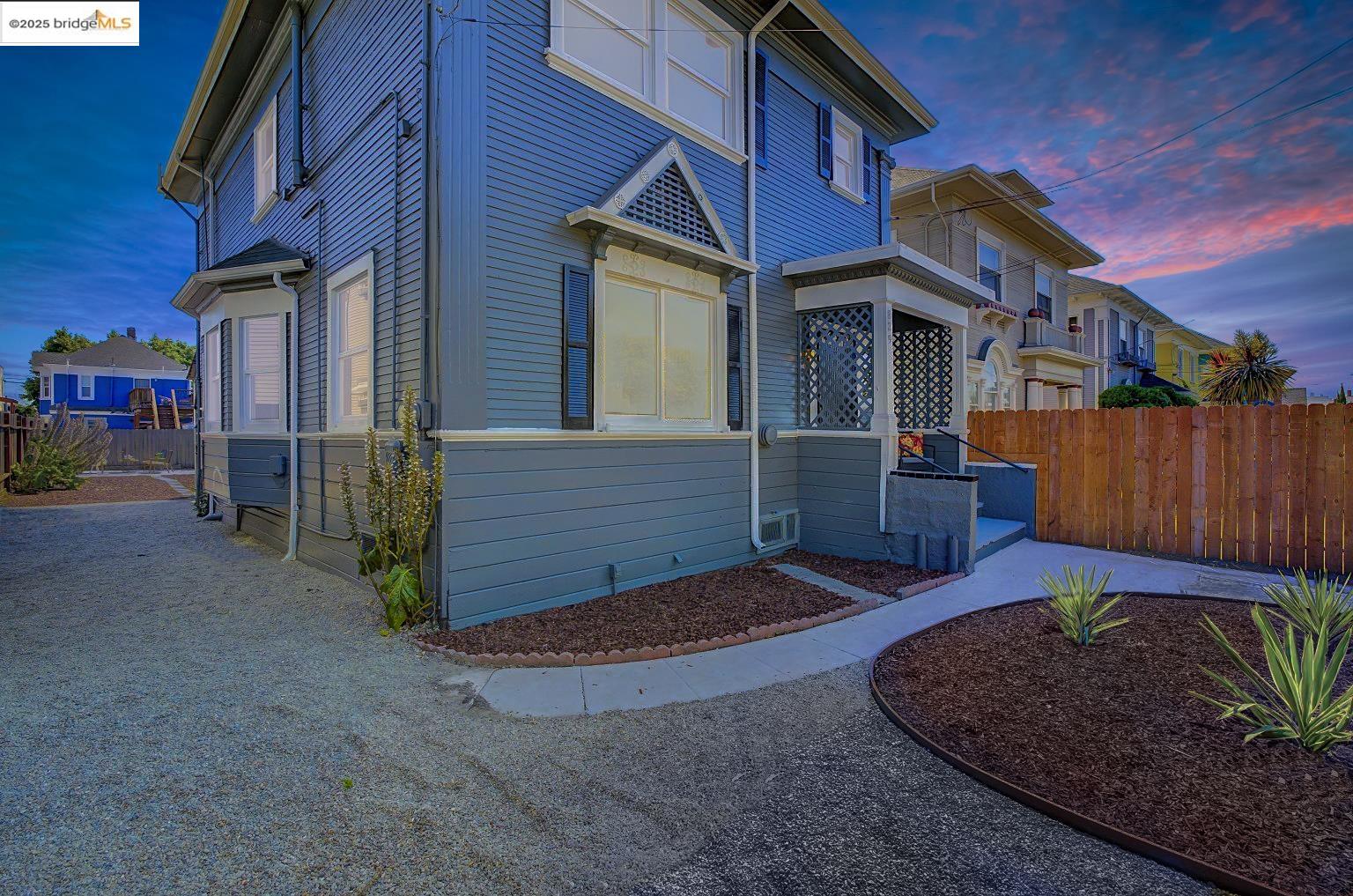 Detail Gallery Image 3 of 48 For 839 35th St, Oakland,  CA 94608 - 4 Beds | 2 Baths