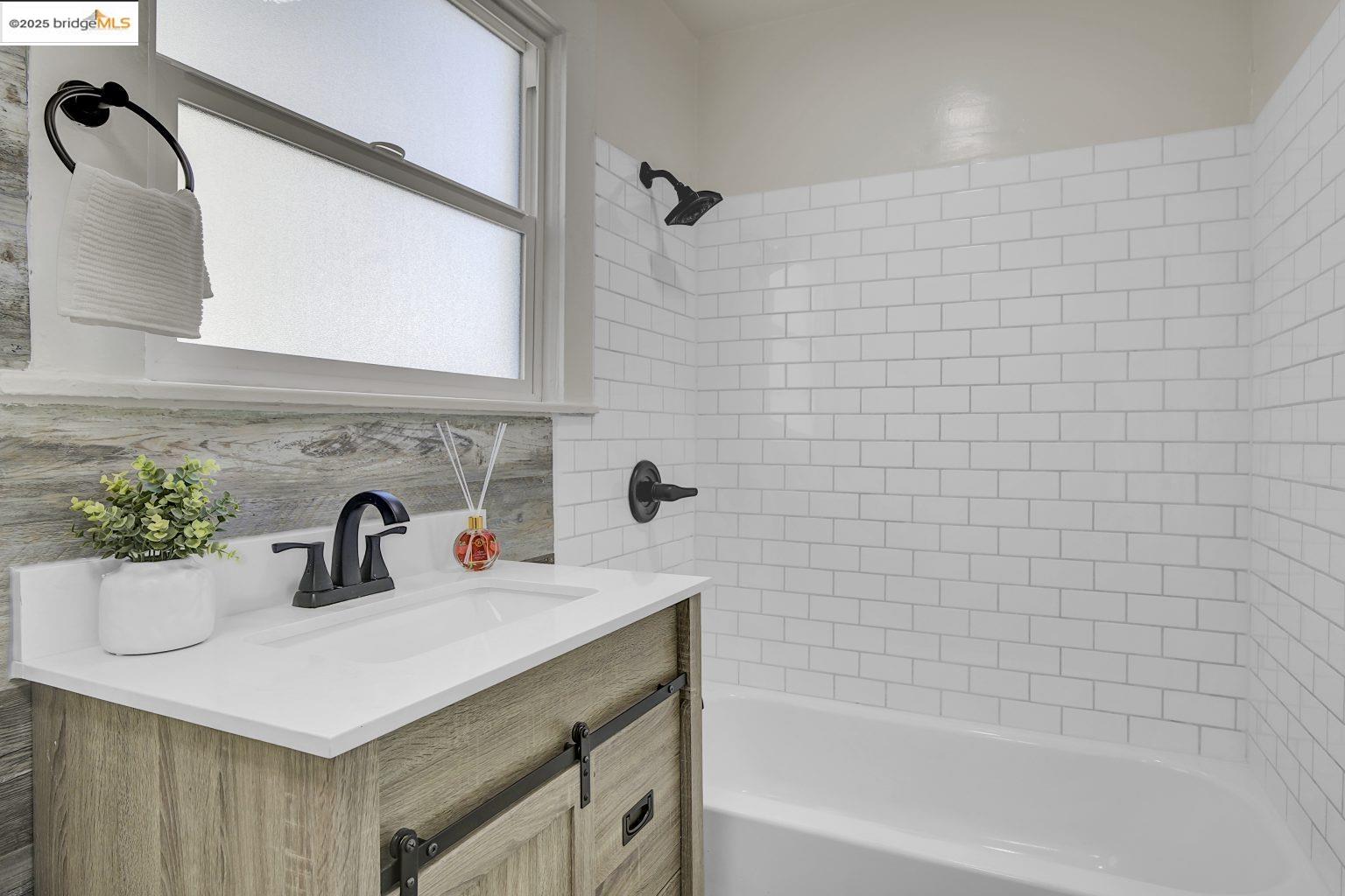 Detail Gallery Image 26 of 48 For 839 35th St, Oakland,  CA 94608 - 4 Beds | 2 Baths