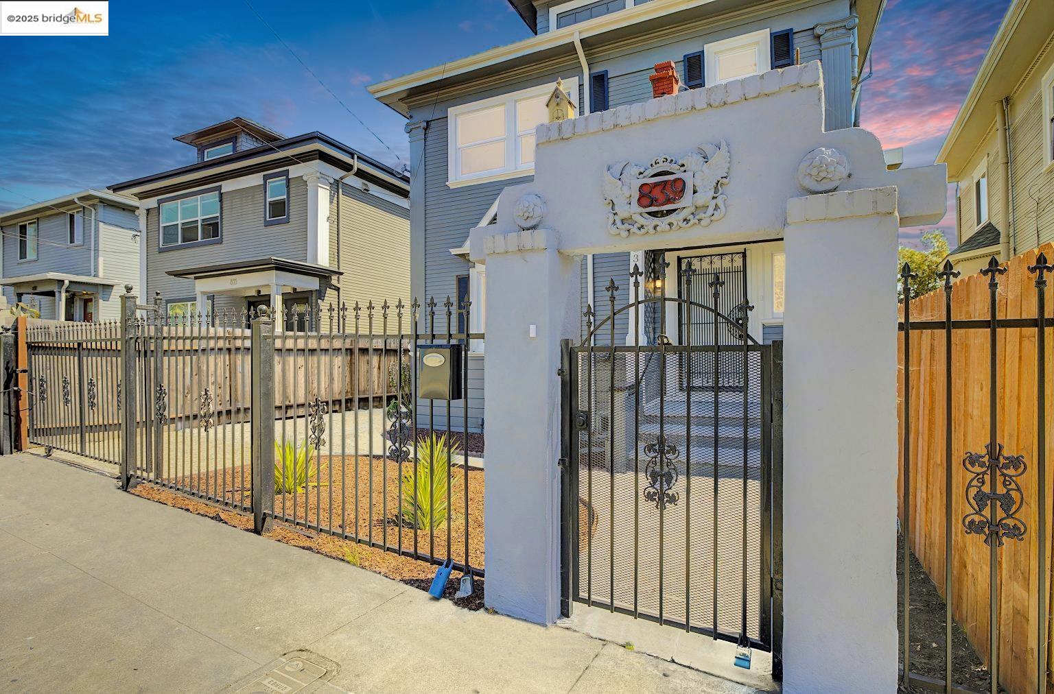 Detail Gallery Image 4 of 48 For 839 35th St, Oakland,  CA 94608 - 4 Beds | 2 Baths