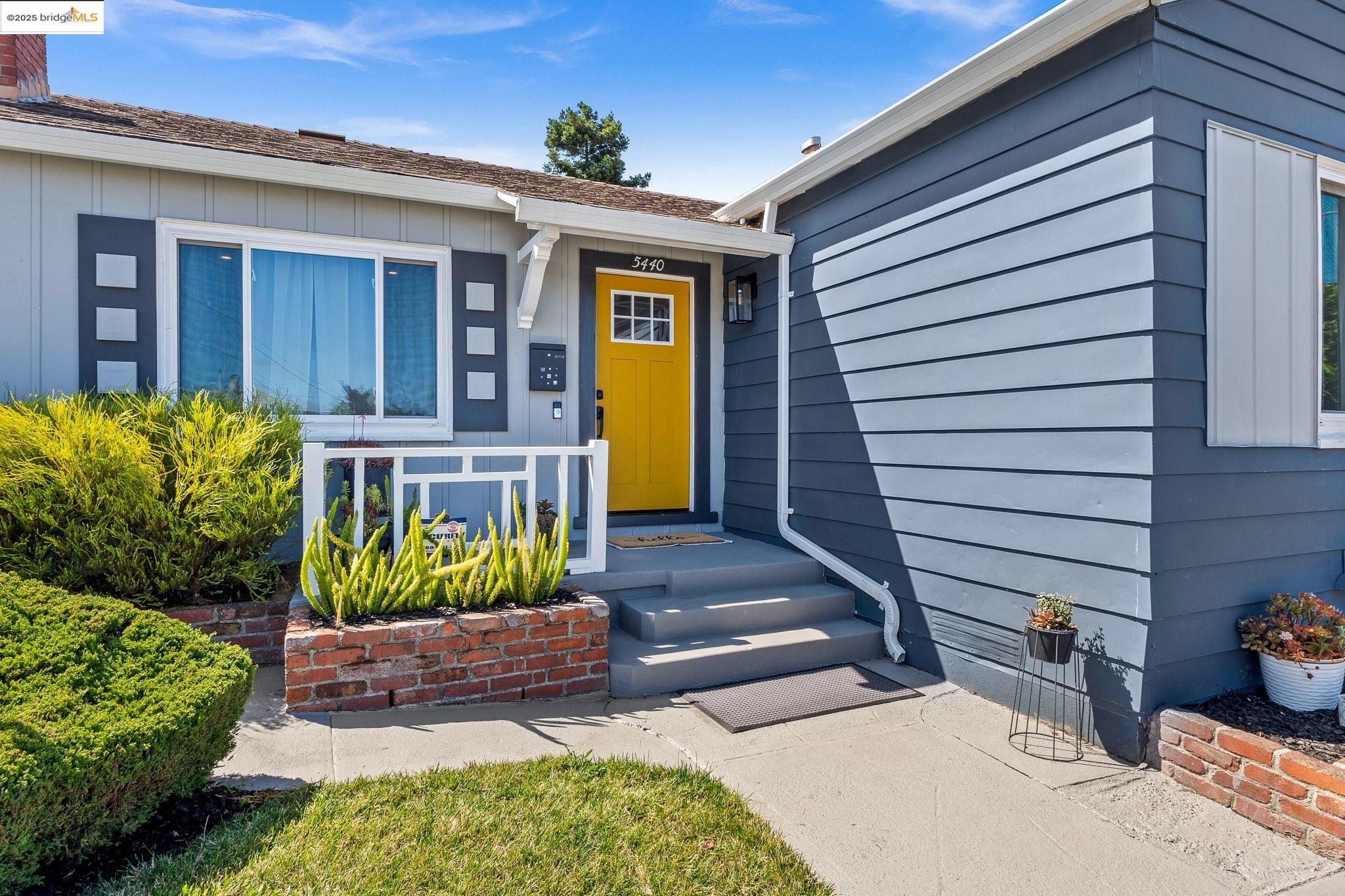 Detail Gallery Image 6 of 38 For 5440 Sutter Ave, Richmond,  CA 94804 - 2 Beds | 1 Baths