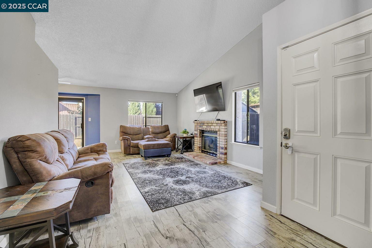 Detail Gallery Image 3 of 27 For 2813 Carob St, Antioch,  CA 94509 - 3 Beds | 2 Baths