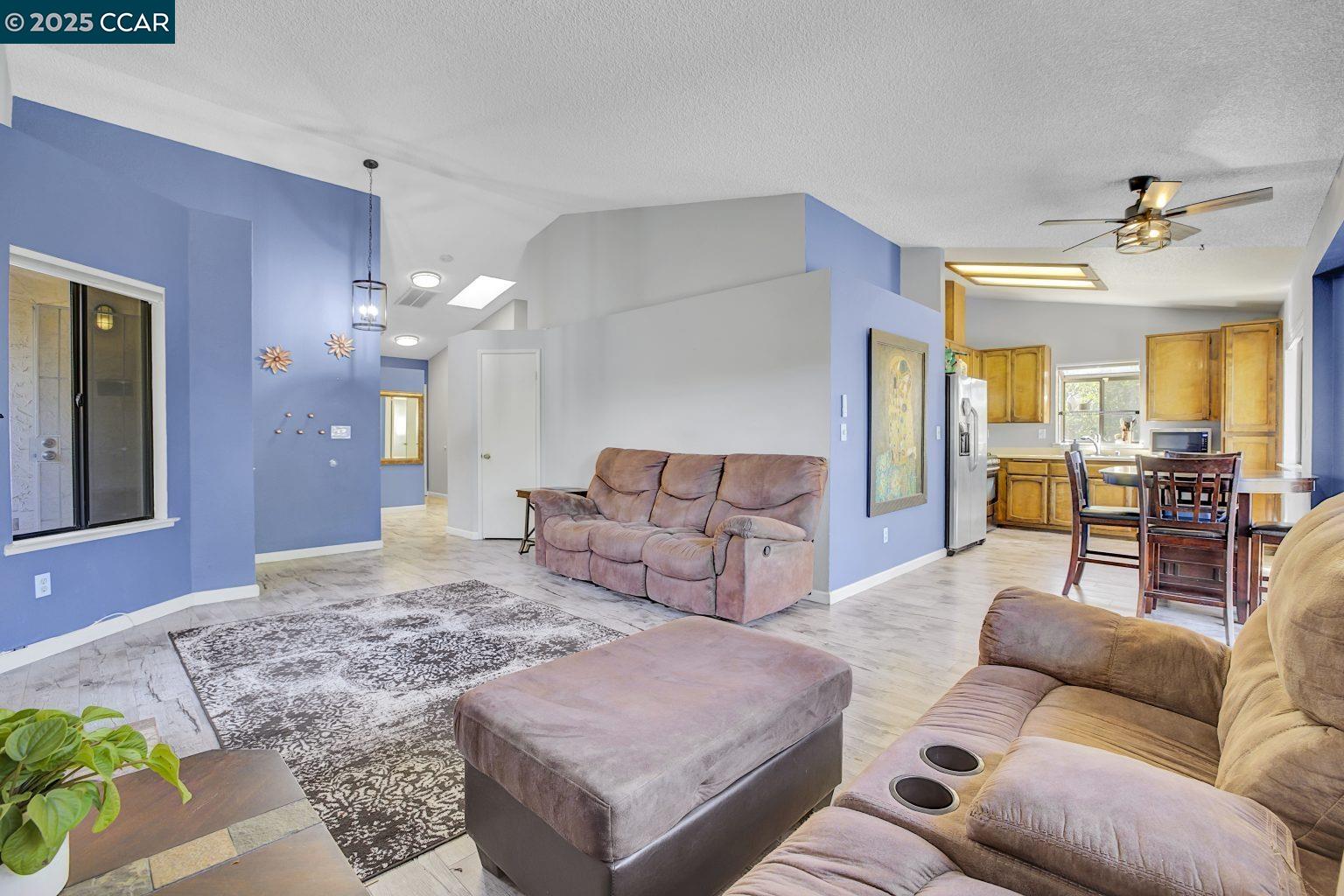 Detail Gallery Image 4 of 27 For 2813 Carob St, Antioch,  CA 94509 - 3 Beds | 2 Baths
