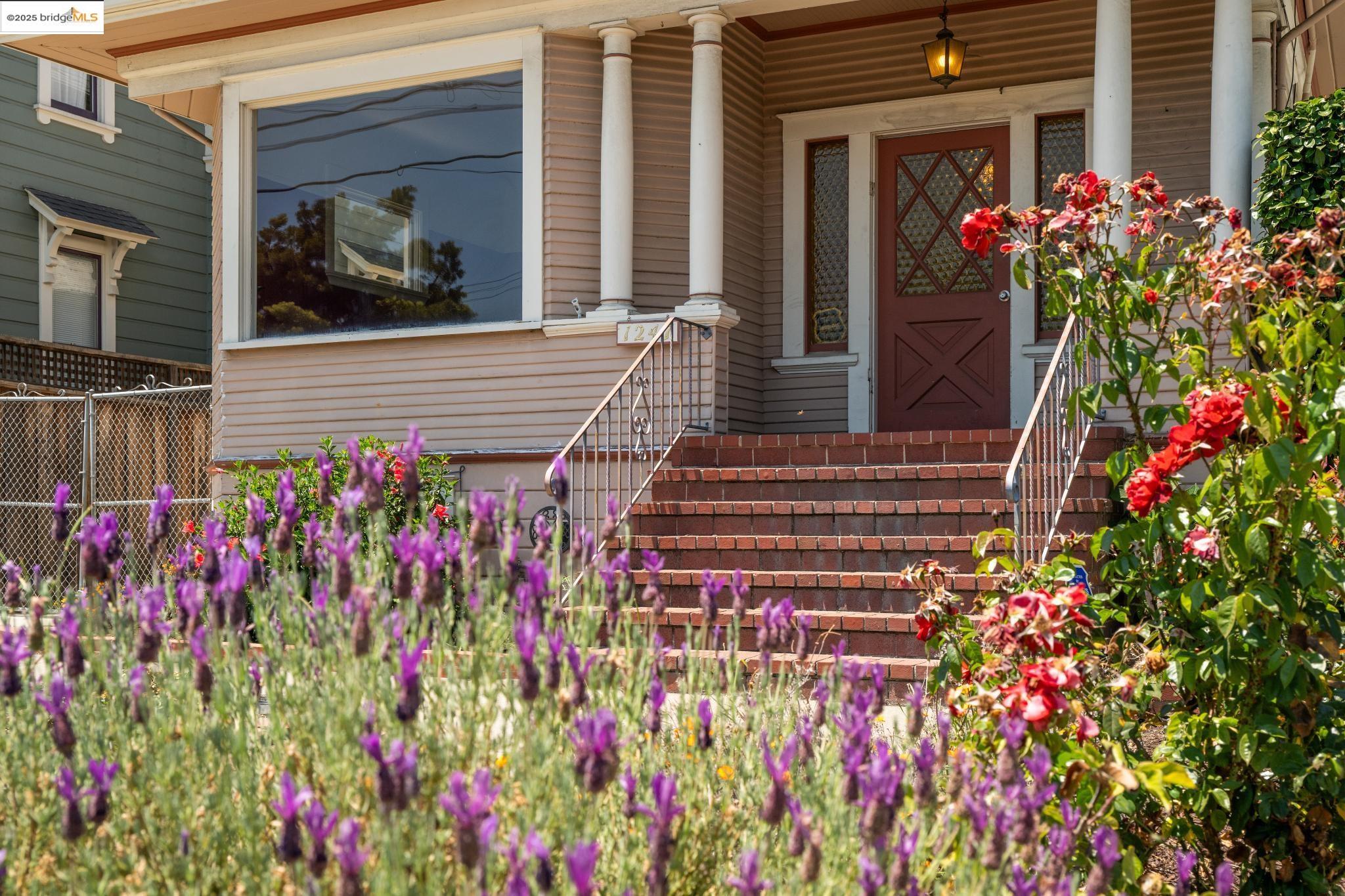 Detail Gallery Image 2 of 11 For 1247 Regent St, Alameda,  CA 94501 - 3 Beds | 2 Baths