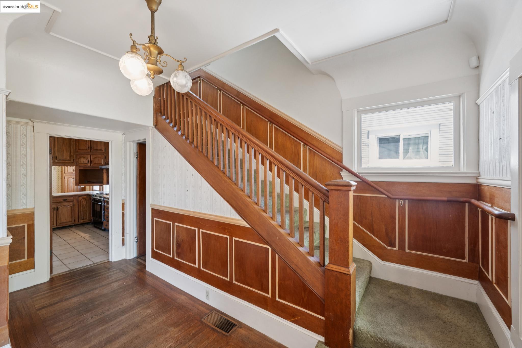 Detail Gallery Image 3 of 11 For 1247 Regent St, Alameda,  CA 94501 - 3 Beds | 2 Baths