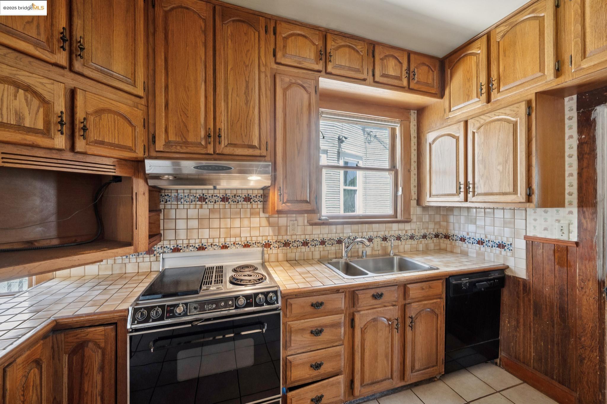 Detail Gallery Image 7 of 11 For 1247 Regent St, Alameda,  CA 94501 - 3 Beds | 2 Baths